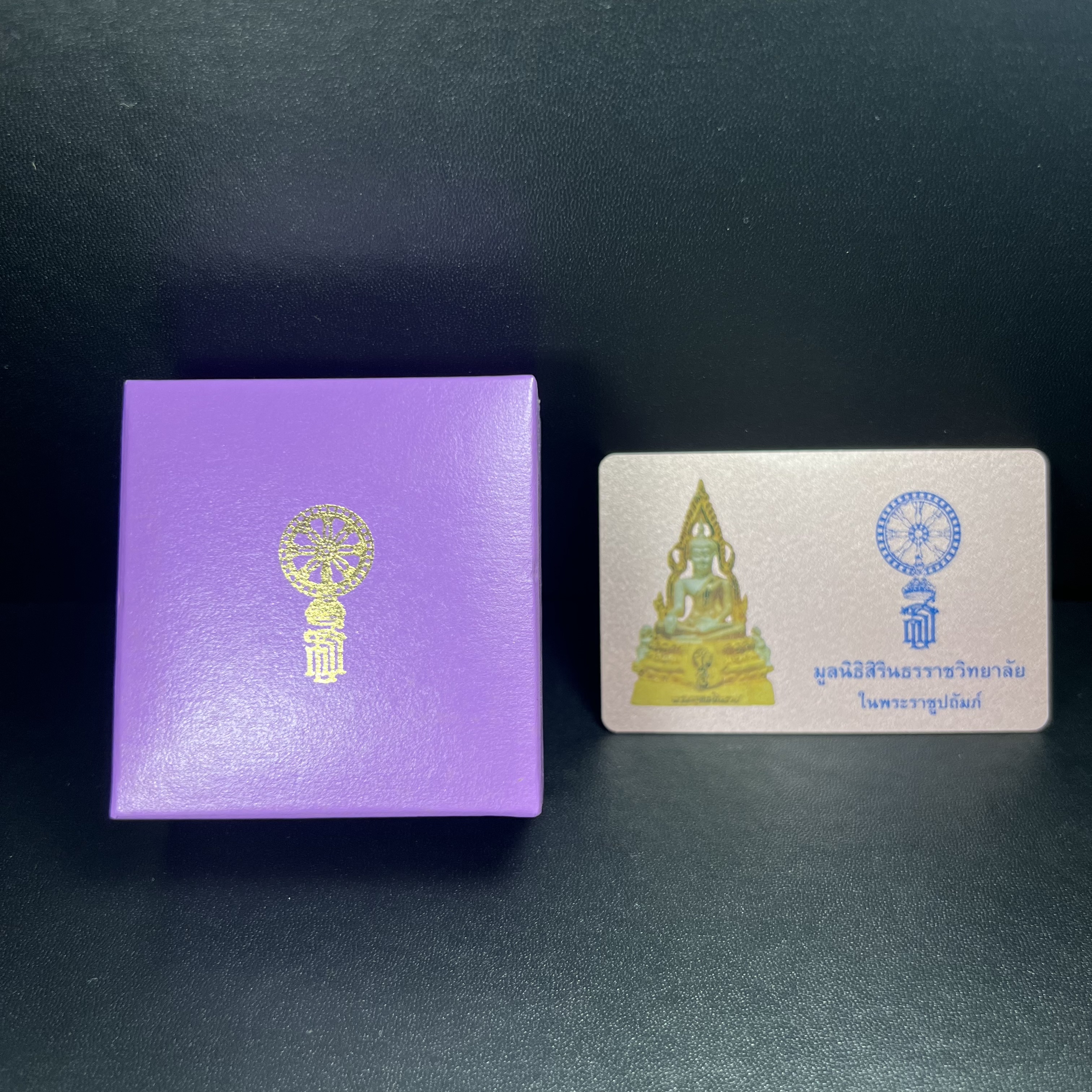 พระพุทธชินราช รุ่นเฉลิมพระเกียรติ สธ. ลอยองค์เนื้อเงิน 99.99% ชุบ 3 กษัตริย์ พ.ศ. 2539 จัดสร้างโดยมูลนิธิสิรินธร กล่องและการ์ดใบรับรองเดิมครบสมบูรณ์