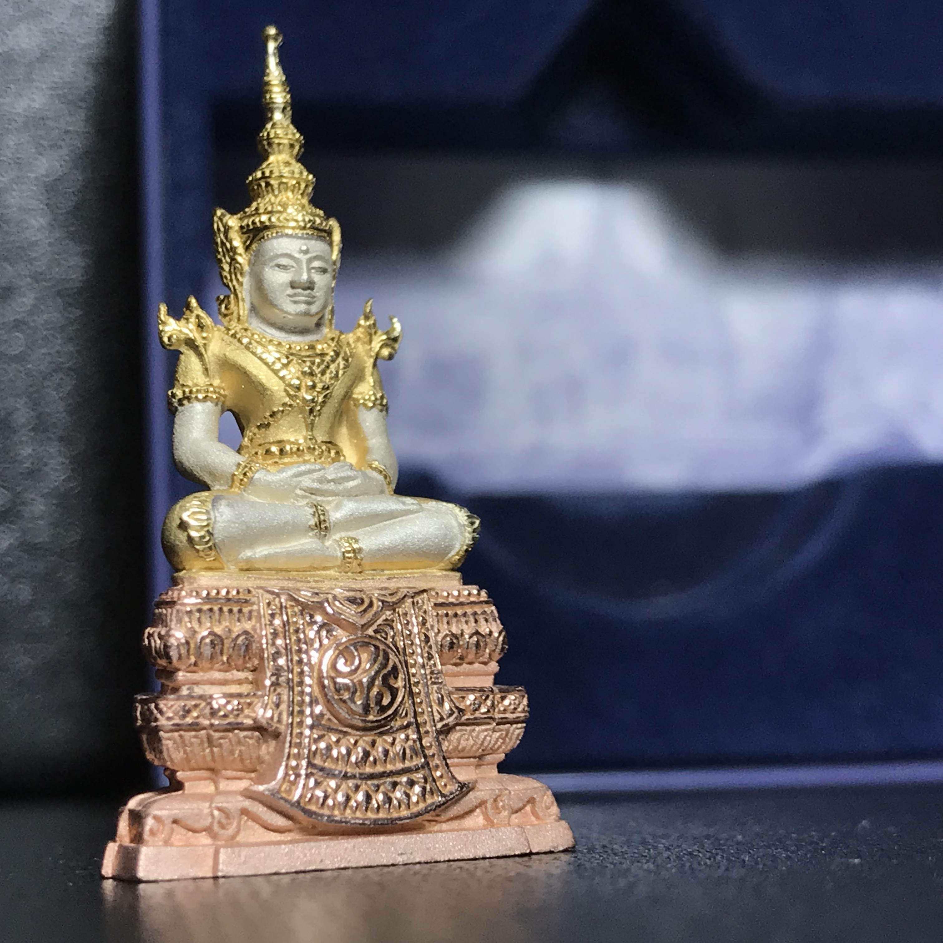 พระแก้วมรกต ภปร. ปี2547 จัดสร้างโดย รพ.ภูมิพลฯ เนื้อเงิน (3 กษัตริย์)ลอยองค์ หน้าตัก 1/2 นิ้ว