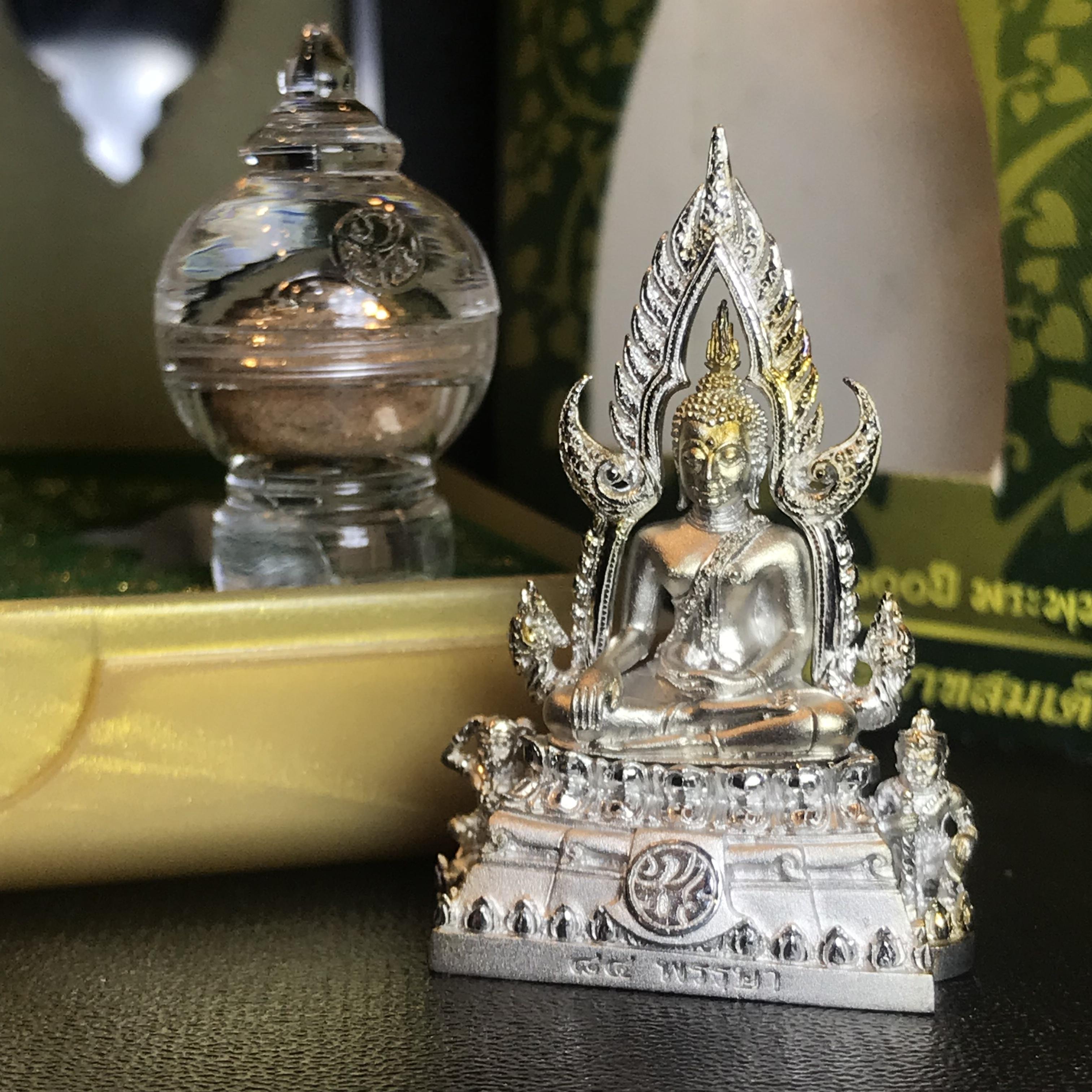 พระพุทธชินราช(จำลอง) ภปร. 84 พรรษา เนื้อเงินชุบทองคำขาว พิมพ์กลางขนาดหน้าตัก 1/2 นิ้ว(1ใน5000องค์) )(พระราชทานมวลสาร จิตรลดาและเส้นพระเจ้า(เส้นผม)รัชกาลที่9)