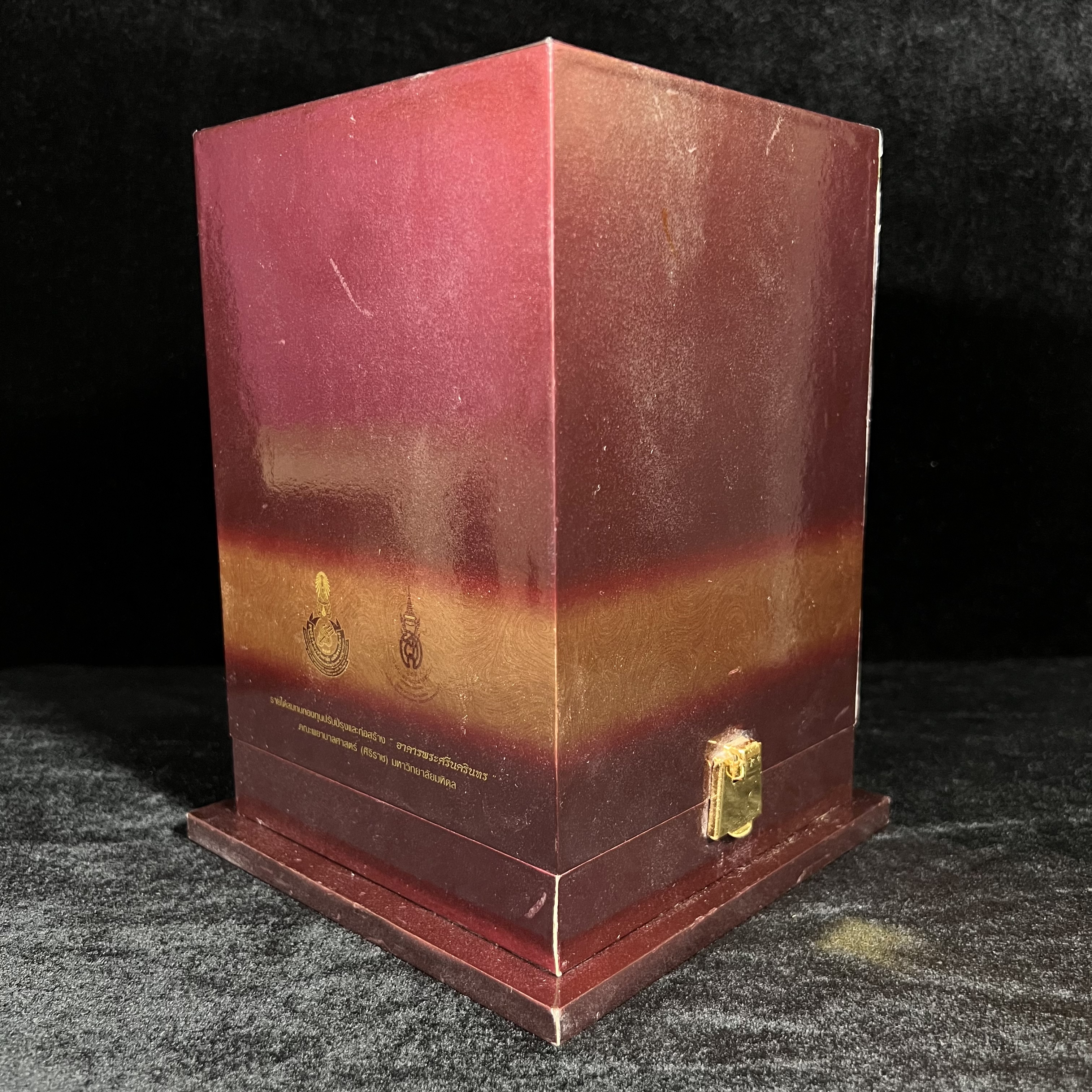 พระแก้วมรกต ภปร.(รุ่นแรก) ปี2545 รุ่นฉลองกรุงรัตนโกสินทร์ครบ 220 ปี หล่อลอยองค์ เนื้อทองคำบริสุทธิ์99.99% ขนาดบูชา 50*90 มม. พร้อมฐานวางครอบแก้วเดิมกล่องบรรจุเดิมครบสมบูรณ์(สวยงามและหายากมาก)(1ใน1000องค์)