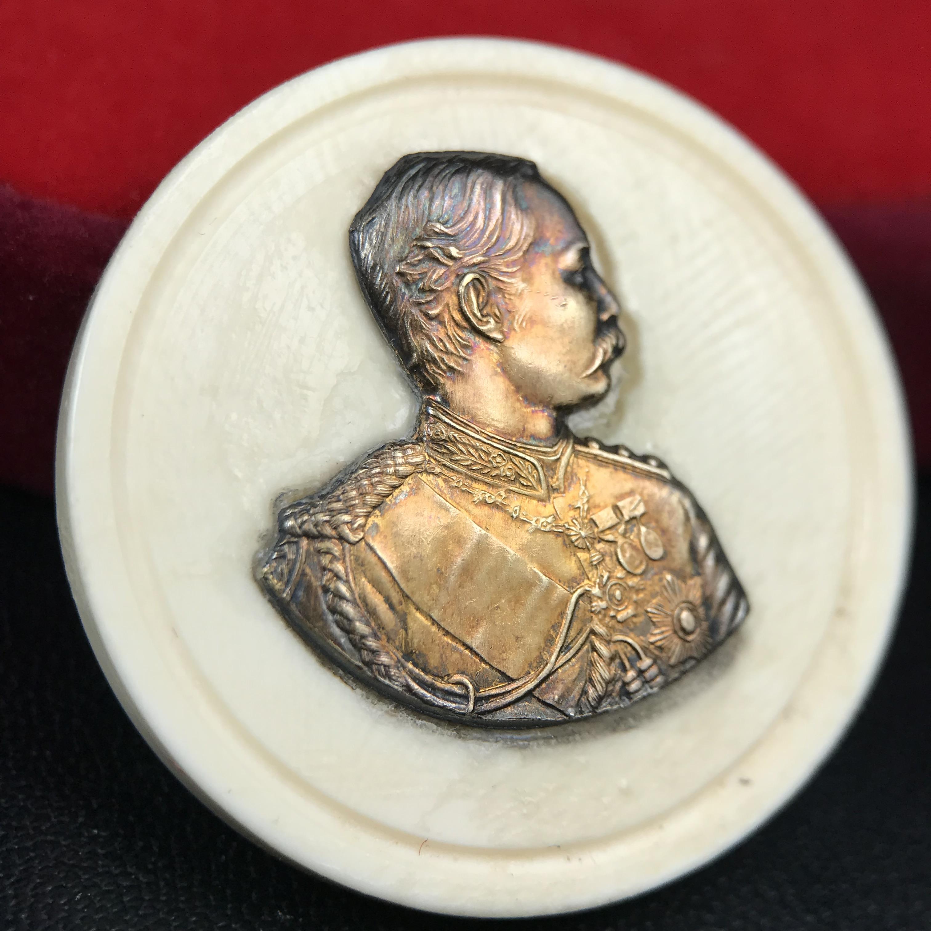 เหรียญรัชกาลที่ 5 คชสารหมื่นปี หลวงพ่ออุตตมะ วัดวังก์วิเวการาม ปี 2540 พิมพ์ใหญ่ขนาด 3.0 ซม. หน้ากากทองคำบริสุทธิ์ 99.99% (ผิวสวยเดิมขึ้นรุ้งงดงามธรรมชาติ)พร้อมกล่องบรรจุเดิมครบ(ควรคู่ผู้รู้คุณค่า ด้วยวัตถุมงคล เสริมบุญญาบารมี)