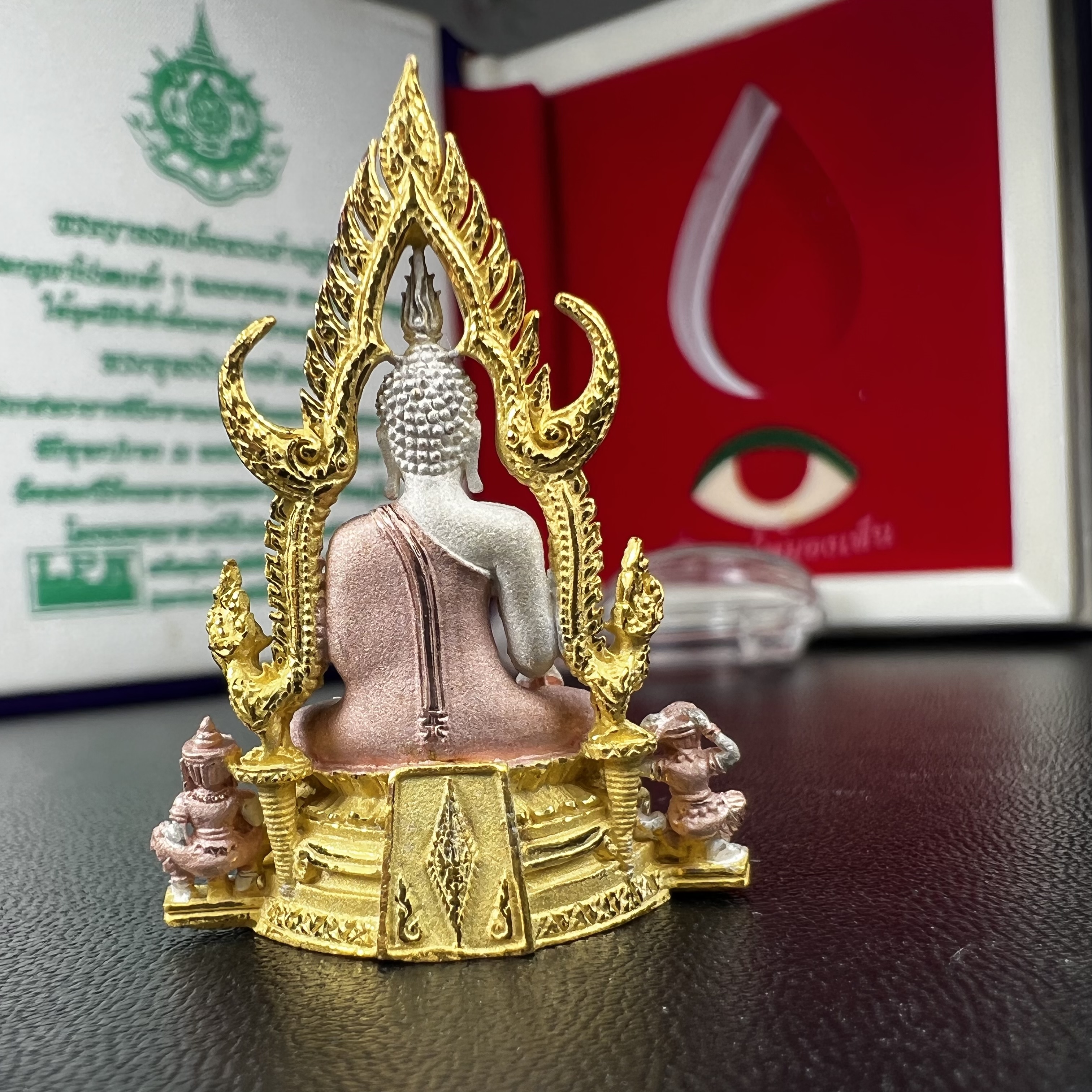 พระพุทธชินราช ภปร. ในวโรกาสพระราชพิธีมหามงคล เฉลิมพระชนมายุ6รอบ 5ธันวาคม2542 มูลนิธิพิทักษ์ดวงตาประชาชน จัดสร้าง เนื้อเงินแบบสามกษัตริย์ขัดเงาบางส่วน พิมพ์ใหญ่ ขนาดสูง 3.4 ซม. พร้อมกล่องบรรจุเดิม