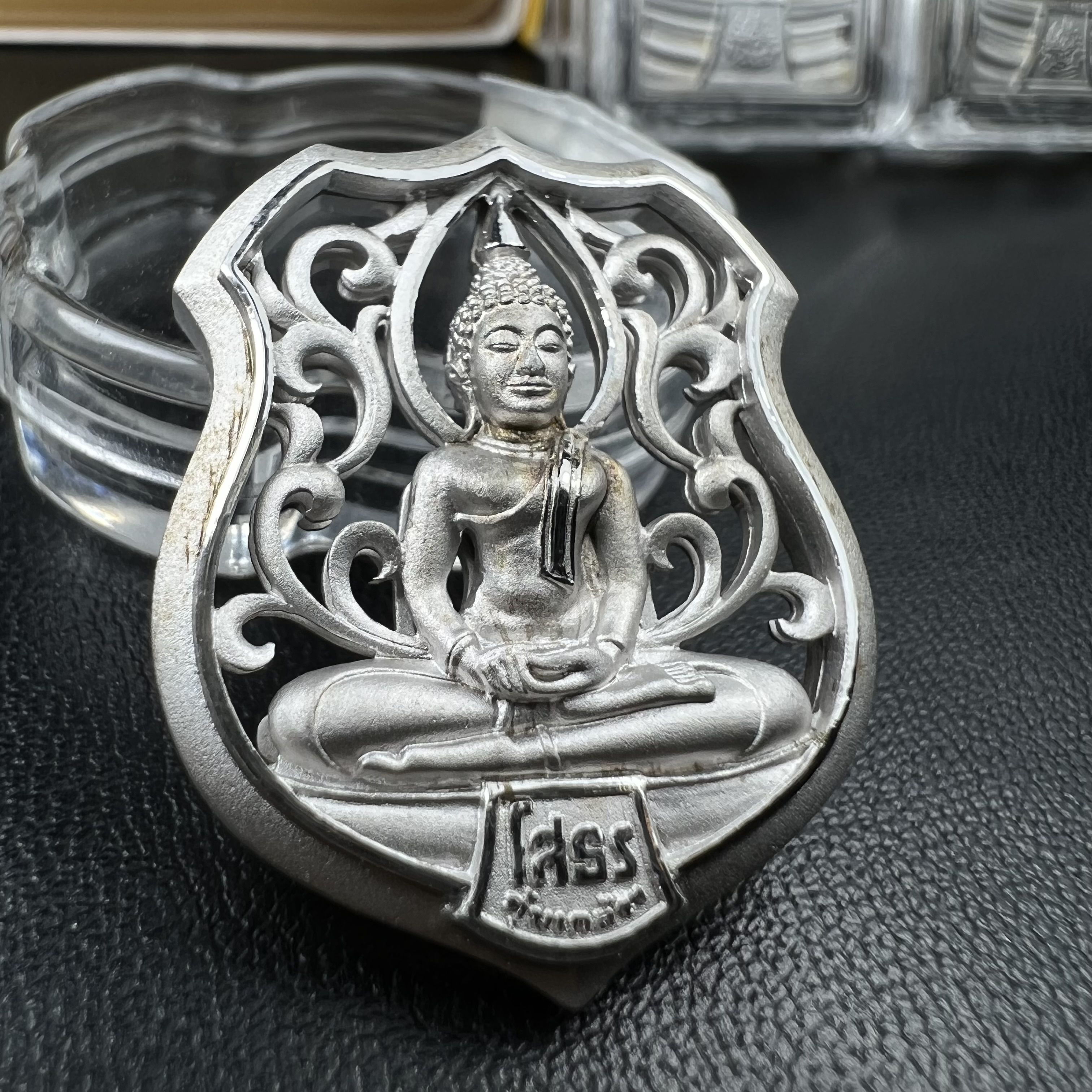 พระพุทธโสธร คุ้มเกล้าฯ ภปร.(ใต้ร่มพระบารมี คุ้มเกล้า) 60ปี รพ.ภูมิพลฯ พ.ศ.2552 เหรียญเนื้อเงิน ชุบทองคำขาว(พิมพ์ รูปอาร์ม+รูปใบมะขาม+รูปห้าเหลี่ยม+รูปสามเหลี่ยม)(1ชุด 4 พิมพ์ ครบทุกแบบที่จัดสร้าง)1 ใน 3000 เหรียญ ครบชุดหายาก