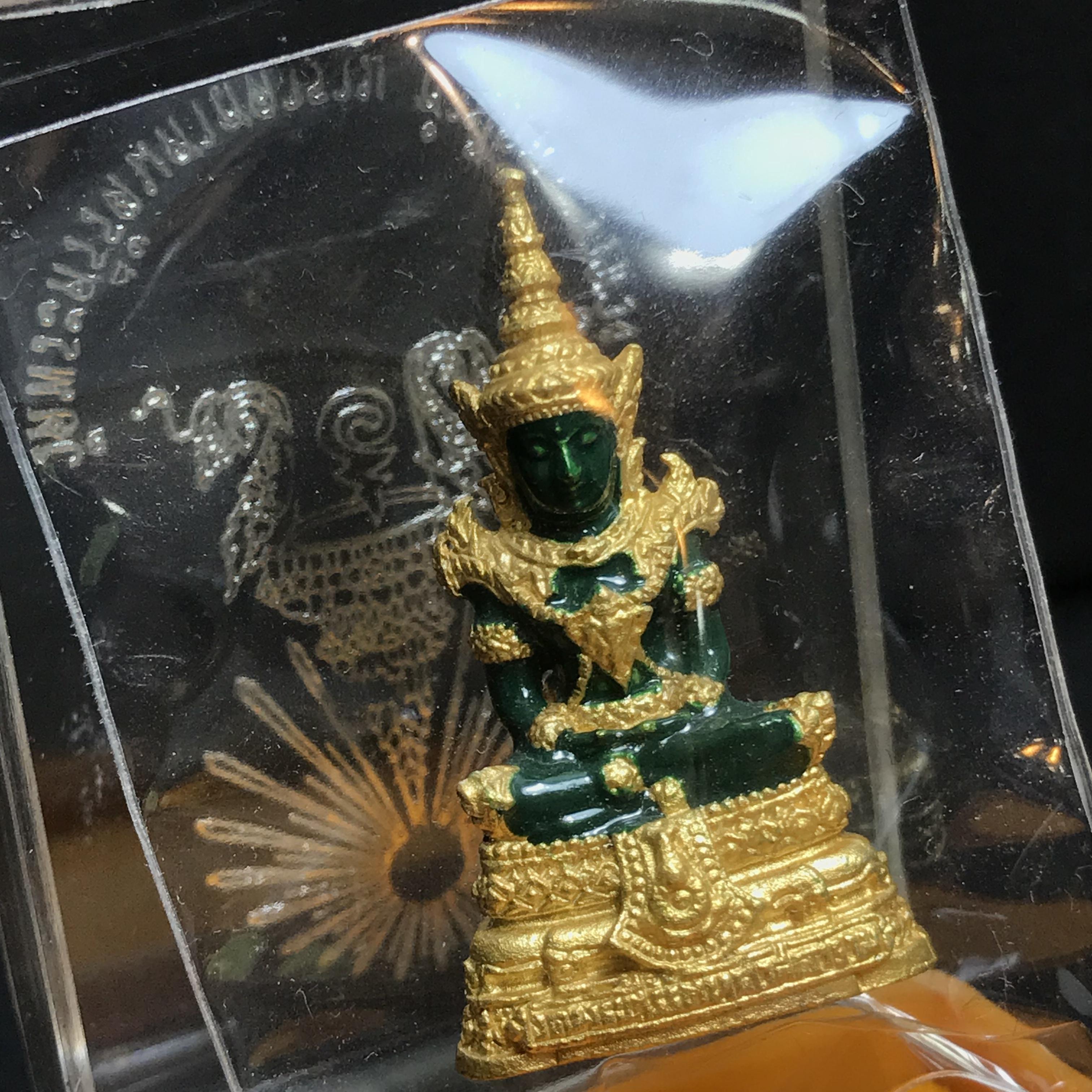 พระพุทธมหามณีรัตนปฏิมากร(พระแก้วมรกต) วัดพระศรีรัตนศาสดาราม สำนักพระราชวัง จัดสร้าง ฤดูร้อน(บรรจุมวลสารใต้ฐาน)