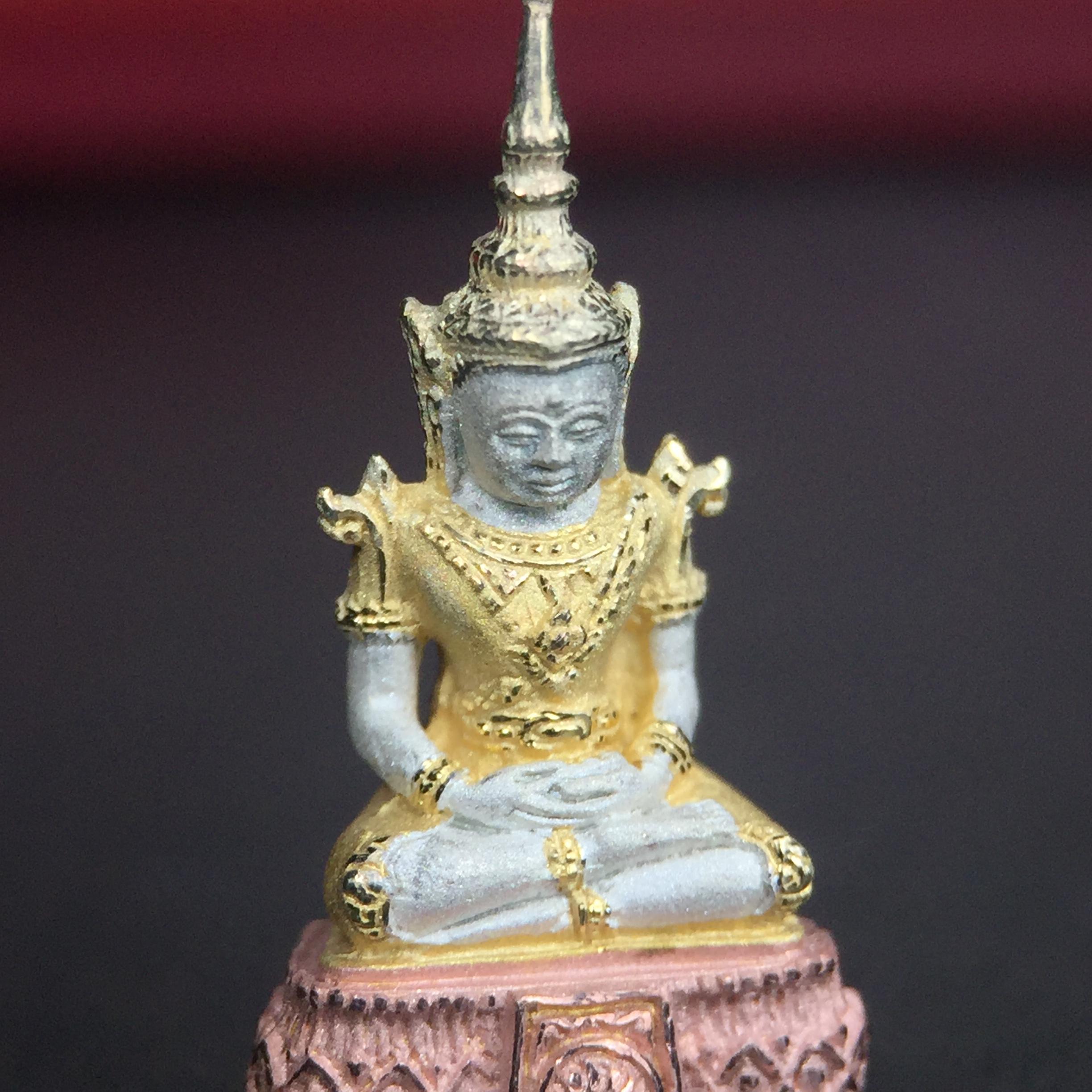 พระแก้วมรกต ภปร.(รุ่นแรก) ปี2545 รุ่นฉลองกรุงรัตนโกสินทร์ครบ 220 ปี พิมพ์ลอยองค์เล็ก เนื้อเงินบริสุทธิ์ 92.5% (สามกษัตริย์) ขนาด 10*19 มม. พร้อมกล่องบรรจุเดิม สวยครบสมบูรณ์