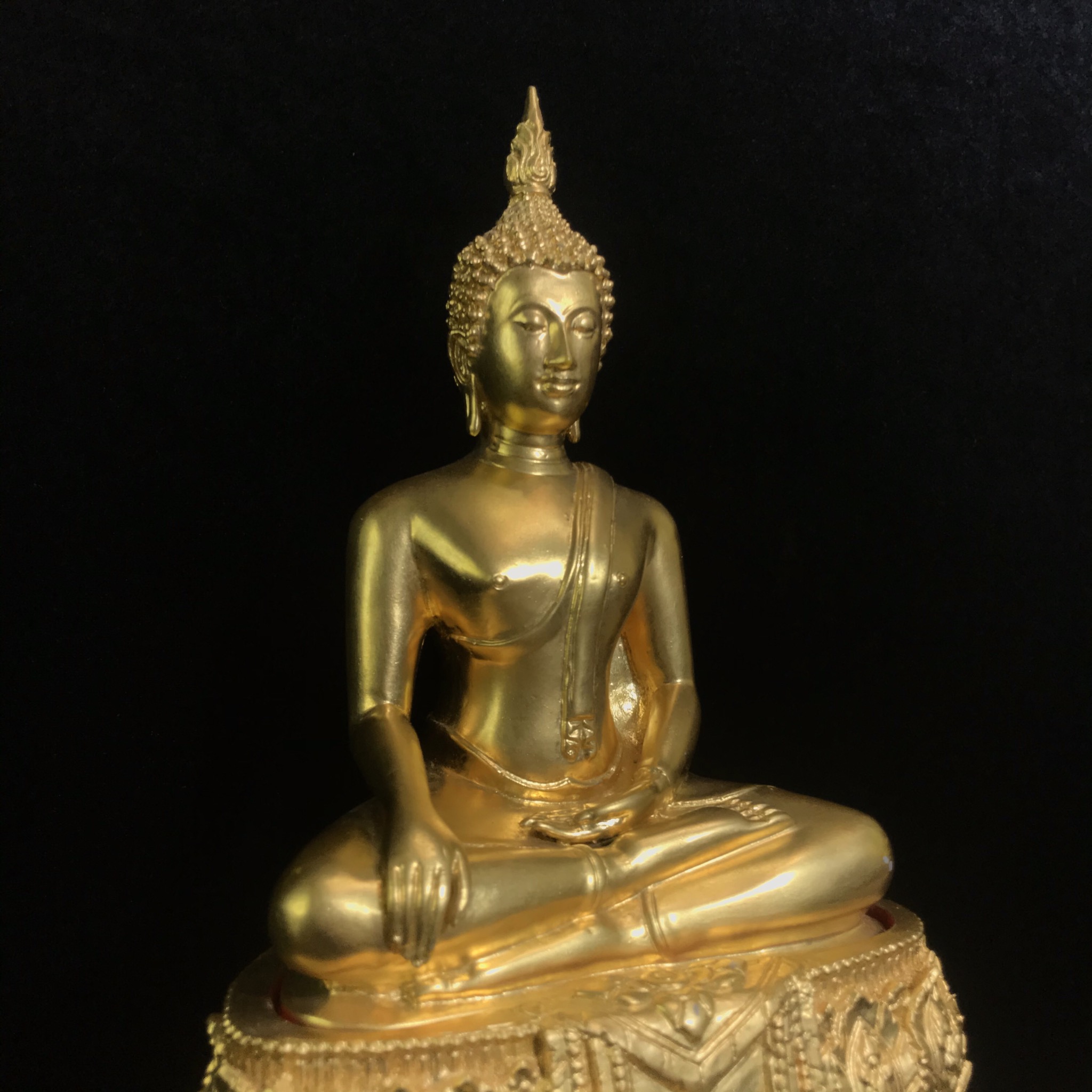 พระพุทธสิงหธรรมมงคล ภปร. รุ่นแรก พุทธสมาคมแห่งประเทศไทย ในพระบรมราชูปถัมภ์ จัดสร้าง ปี2547 เนื้อโลหะผสมปิดทอง หน้าตัก 5 นิ้ว(1 ใน 1999 องค์)