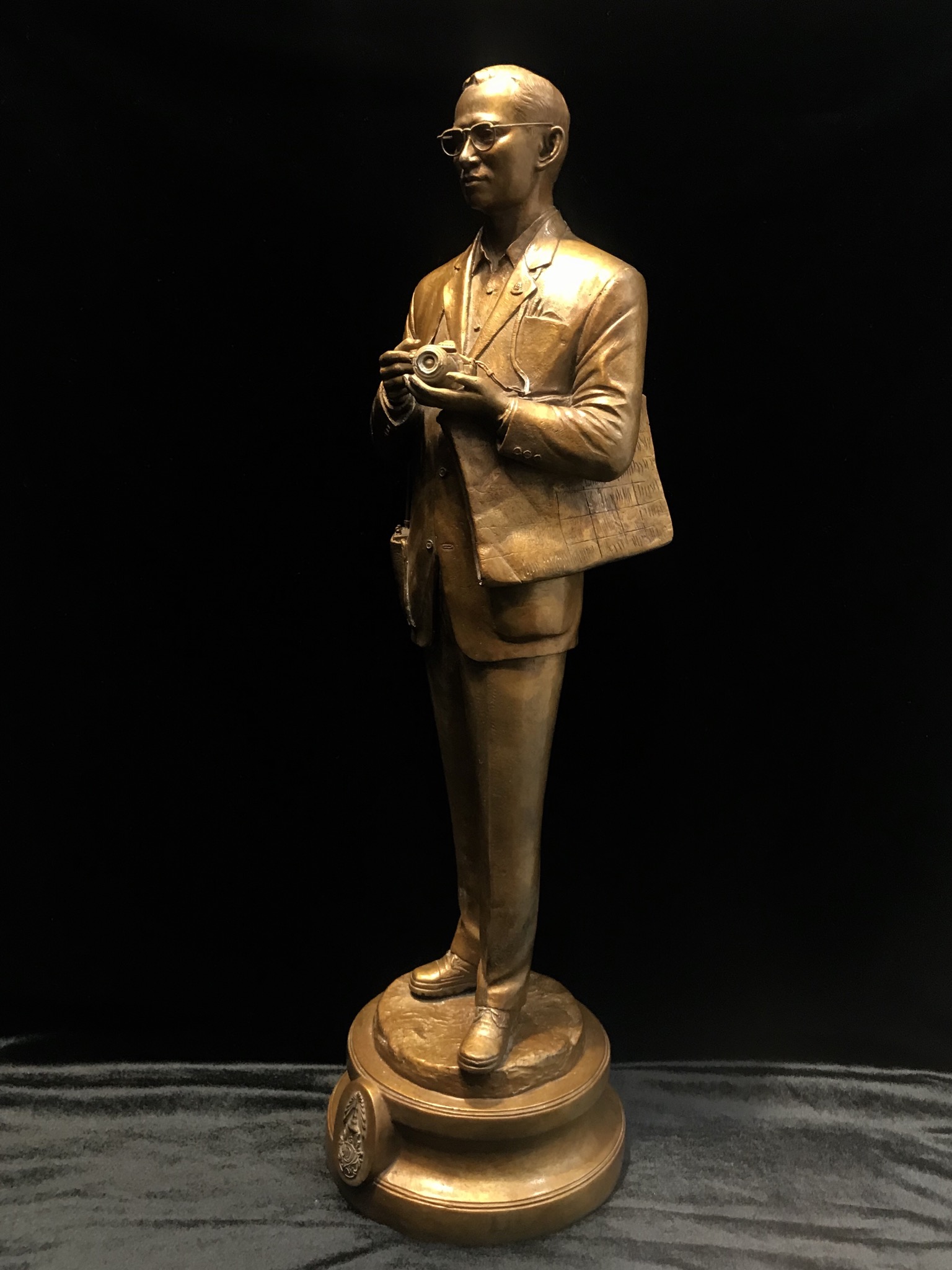 รูปหล่อพระบรมรูปพระบาทสมเด็จพระเจ้าอยู่หัว “ทรงงาน” เนื่องในโอกาสเฉลิมพระชนมพรรษา 86 พรรษา 5 ธันวาคม 2556 (ในหลวงท่านทรงดำริให้จัดสร้าง และ ตรวจงานด้วยพระองค์เอง)