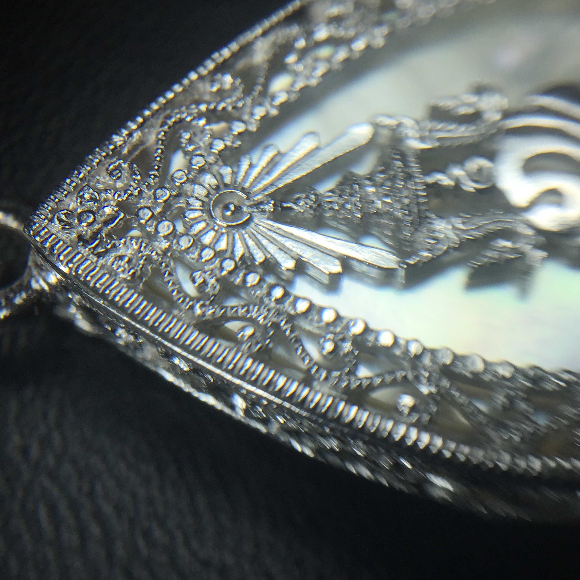 พระพุทธชินราช ภปร. โครงการ "เพราะแผ่นดินนี้ คือ แผ่นดินเกิด" ปี2548(รุ่นแรก) เหรียญทรงใบโพธิ์ ขนาด 21 x 29 มม. เนื้อเงินสามกษัตริย์ องค์พระชุบสามกษัตริย์ ล้อมด้วยกรอบเงินชุบทองคำขาวสลักเสลาเป็นลวดลายละเอียดอ่อน ส่วนพื้นองค์พระเป็นเปลือกหอยมุข