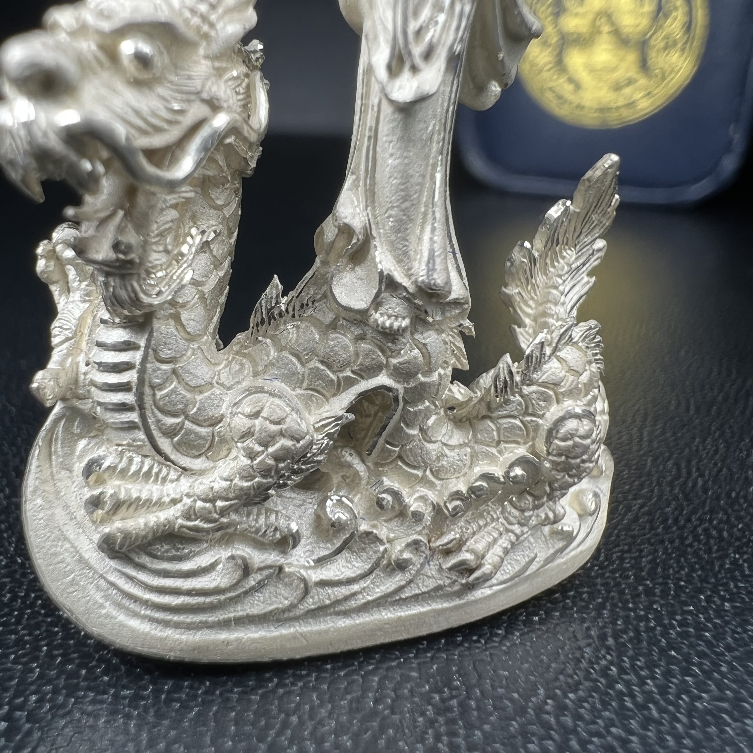 รูปหล่อลอยองค์พระโพธิสัตว์กวนอิม ทรงประทับมังกร จ.ระนอง เนื้อเงิน พิมพ์ใหญ่(สภาพผิว สวยงดงาม ทรงคุณค่า) เฉลิมฉลองในวโรกาสที่พระบาทสมเด็จพระเจ้าอยู่หัวทรงครองสิริราชสมบัติครบ 50 ปี จ.ระนอง พ.ศ.2539