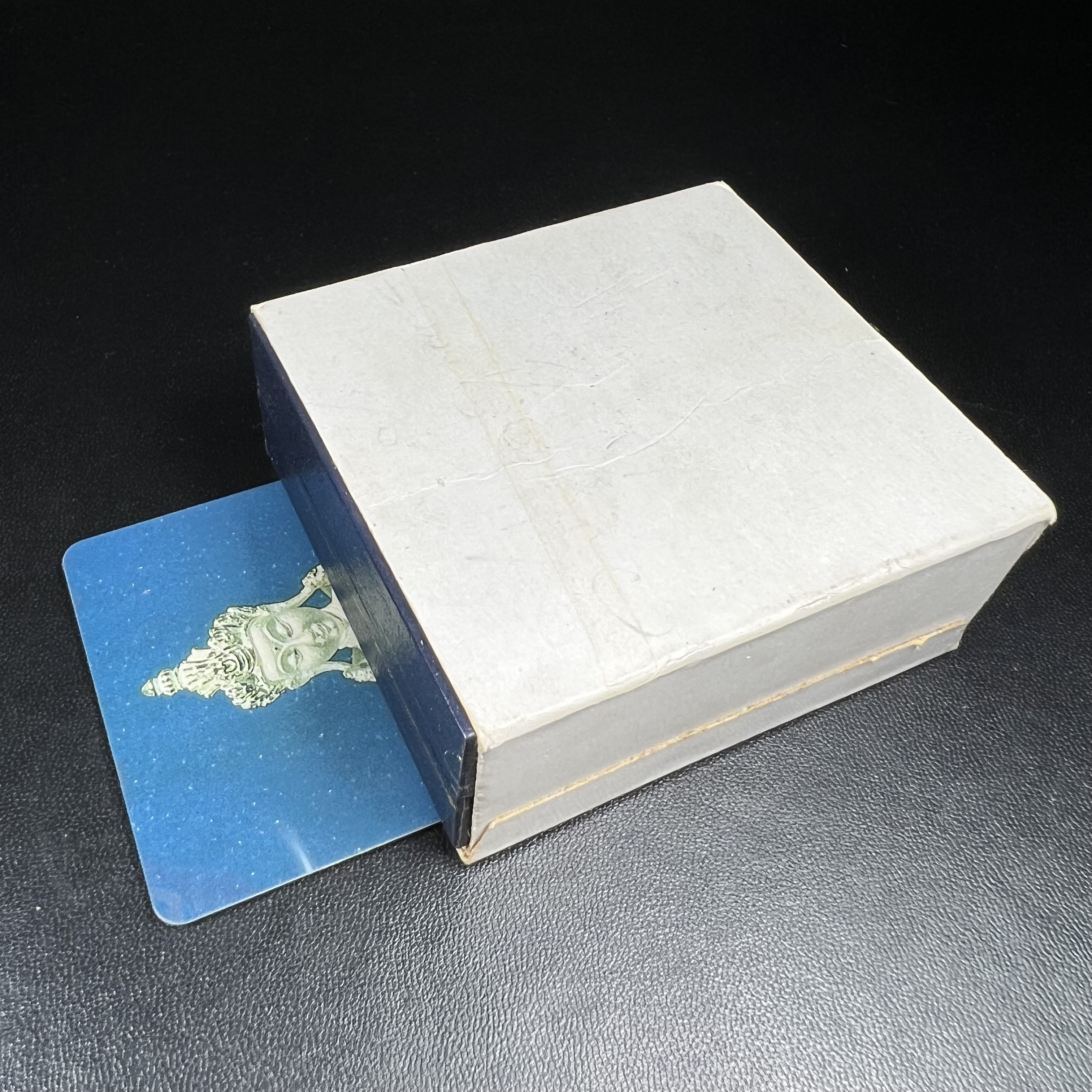 พระกริ่งอวโลกิเตศวร ( เจ้าแม่กวนอิม ) วัดโพธิ์แมนคุณาราม รุ่นอุดมโภคทรัพย์ พ.ศ.2539 เนื้อเงินพ่นทราย(ผิวเดิม ขึ้นสีรุ้งธรรมชาติ แบบนิยม เสน่ห์ของพระเนื้อเงิน) (พร้อมกล่องบรรจุการ์ดใบรับรองเดิมครบ)(อีกหนึ่งรุ่นยอดนิยม พุทธศิลป์สวยงดงาม)หายาก 1 ใน 5000 องค์