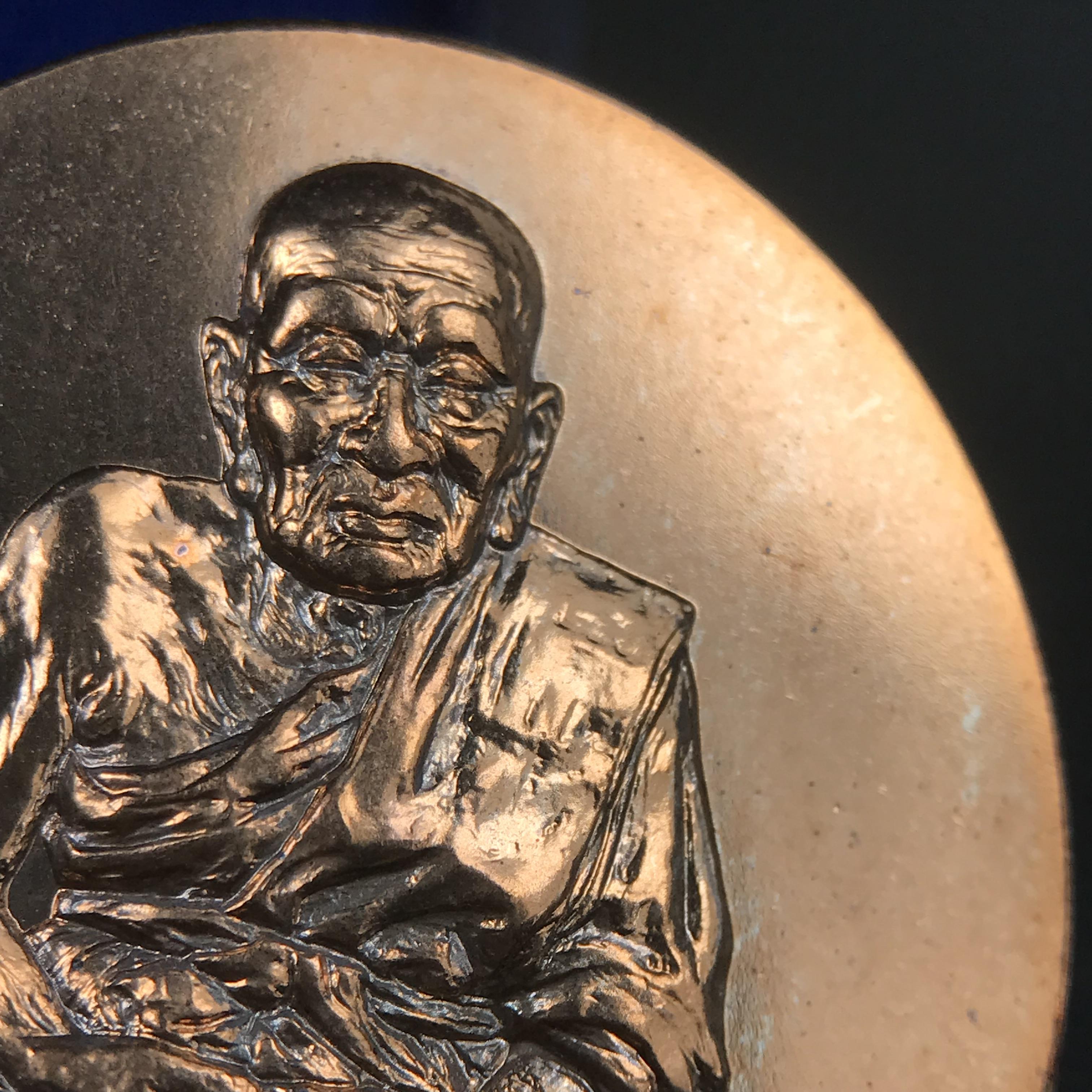 หลวงพ่อทวด พระนามาภิไธย สก. วัดห้วยมงคล จ.ประจวบคีรีขันธ์ ปี 2544(รุ่นแรก) เหรียญเนื้อนวโลหะ(Thai Bonze) ผลิตโดยโรงกษาปณ์ โมเน่ร์เดอปารีส ประเทศฝรั่งเศส สวยงดงามสภาพสวยกล่องใบรับรองครบสมบูรณ์(คุ้มครองแคล้วคลาด พิธีใหญ่) องค์หมายเลข 1807 (1 ใน 2999 เหรียญ)