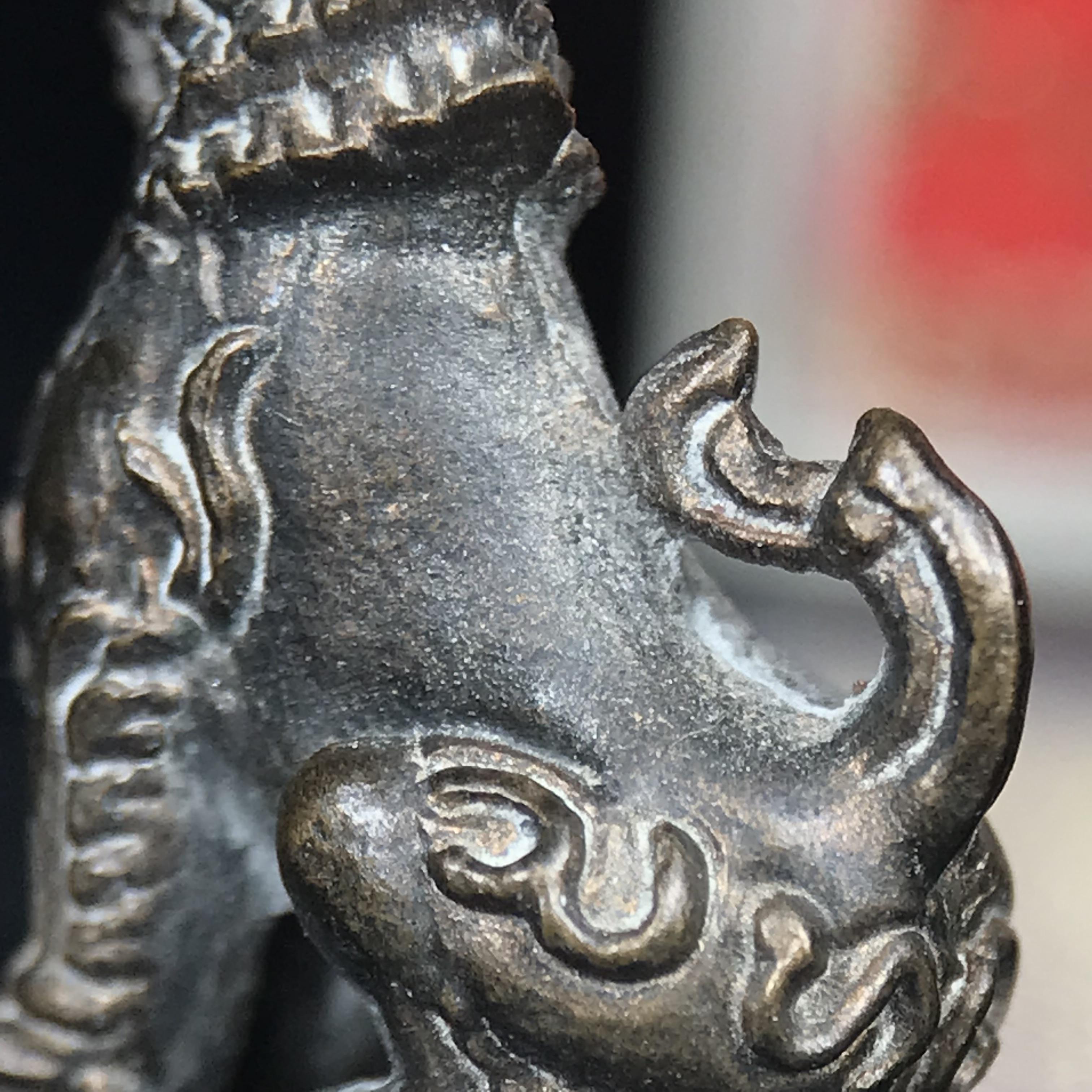 สิงห์เจ้าพ่อดำ วัดบุพพาราม จ.เชียงใหม่ ปี 2518 เนื้อนวโลหะ(ตอก 2 โค๊ต)หายาก(สภาพผิวเดิมสวยเดิมกล่องครบ) สิงห์รุ่นนี้มีพิธีดีมีเกจิอาจารย์ที่ร่วมปลุกเสกมากมาย****เครื่องราง ที่พระบาทสมเด็จพระเจ้าอยุ่รัชกาลที่ ๙ ทรงเสด็จฯประกอบพิธีด้วยพระองค์เอง