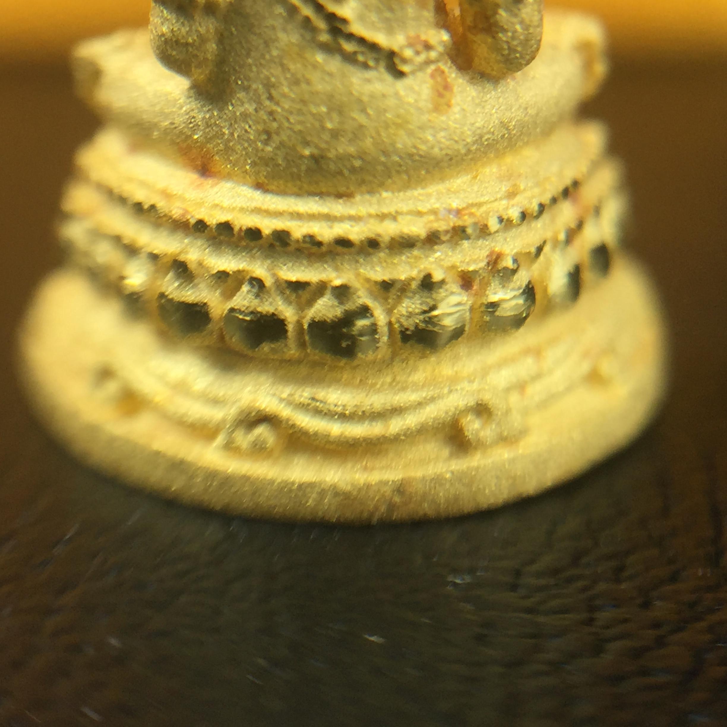 พระแก้วมรกต(จำลอง)ลอยองค์ ขนาดหน้าตัก 1/4 นิ้ว(พิมพ์เล็ก) ทรงเครื่องฤดูร้อน เนื้อทองคำ ตราสัญลักษณ์ฉลองสิริราชสมบัติครบ 60 ปี พ.ศ.2549 (สวย กล่องการ์ดใบรับรอง ครบสมบูรณ์)