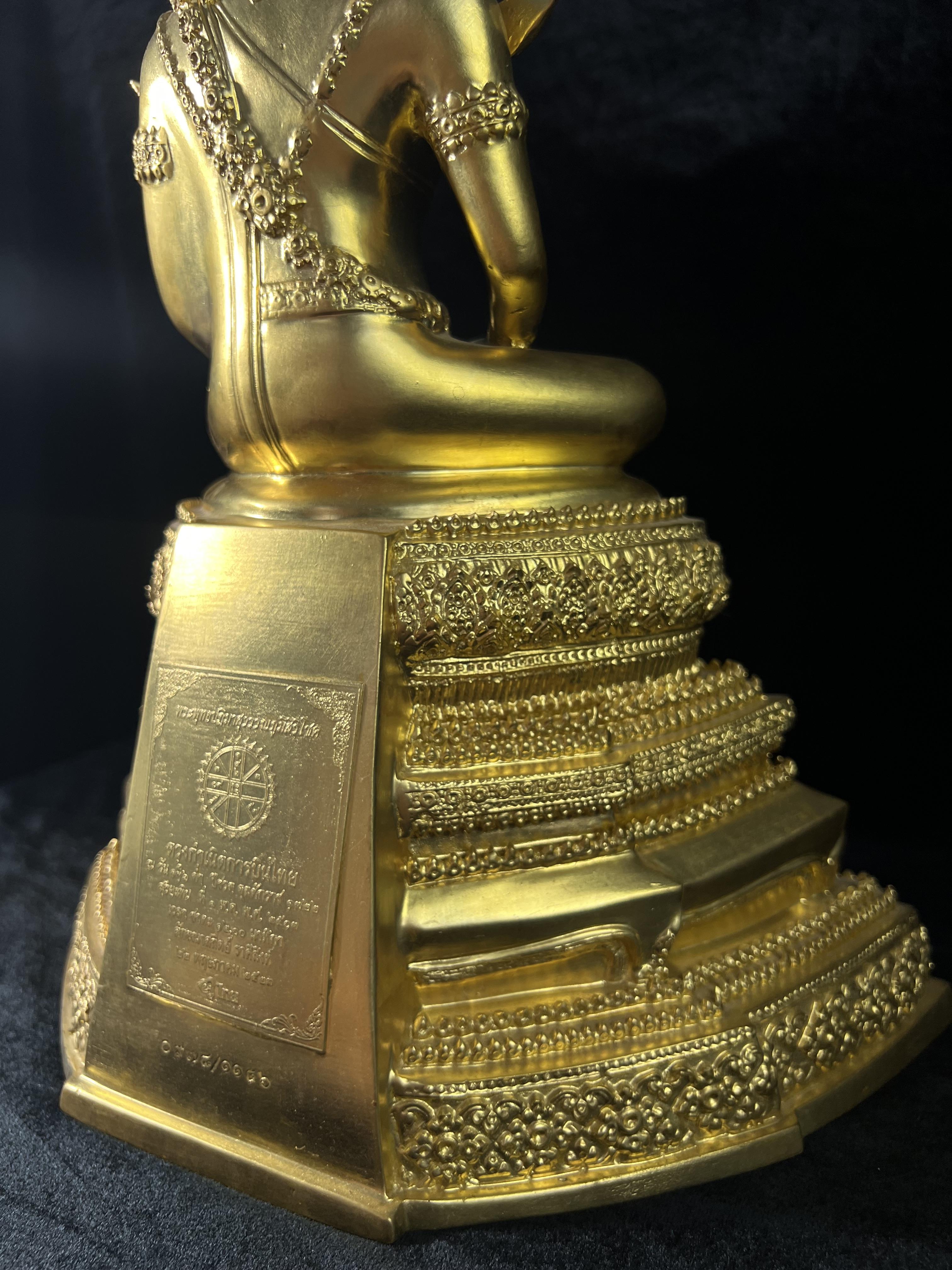 พระพุทธปฏิมาสุวรรณภูมิสิริโชค ภปร. การบินไทยจัดสร้างขึ้น เนื่องในวโรกาสมหามงคลเฉลิมพระชนมพรรษาของพระบาทสมเด็จพระเจ้าอยู่หัวรัชกาลที่ 9 ครบ 80 พรรษา ขนาดหน้าตัก 5 นิ้ว สูง 16 นิ้ว ปิดทองสวิส 99.9 เปอร์เซนต์ (พิธีใหญ่ พุทธศิลป์งดงาม หายาก)องค์หมายเลข ๙๗๘