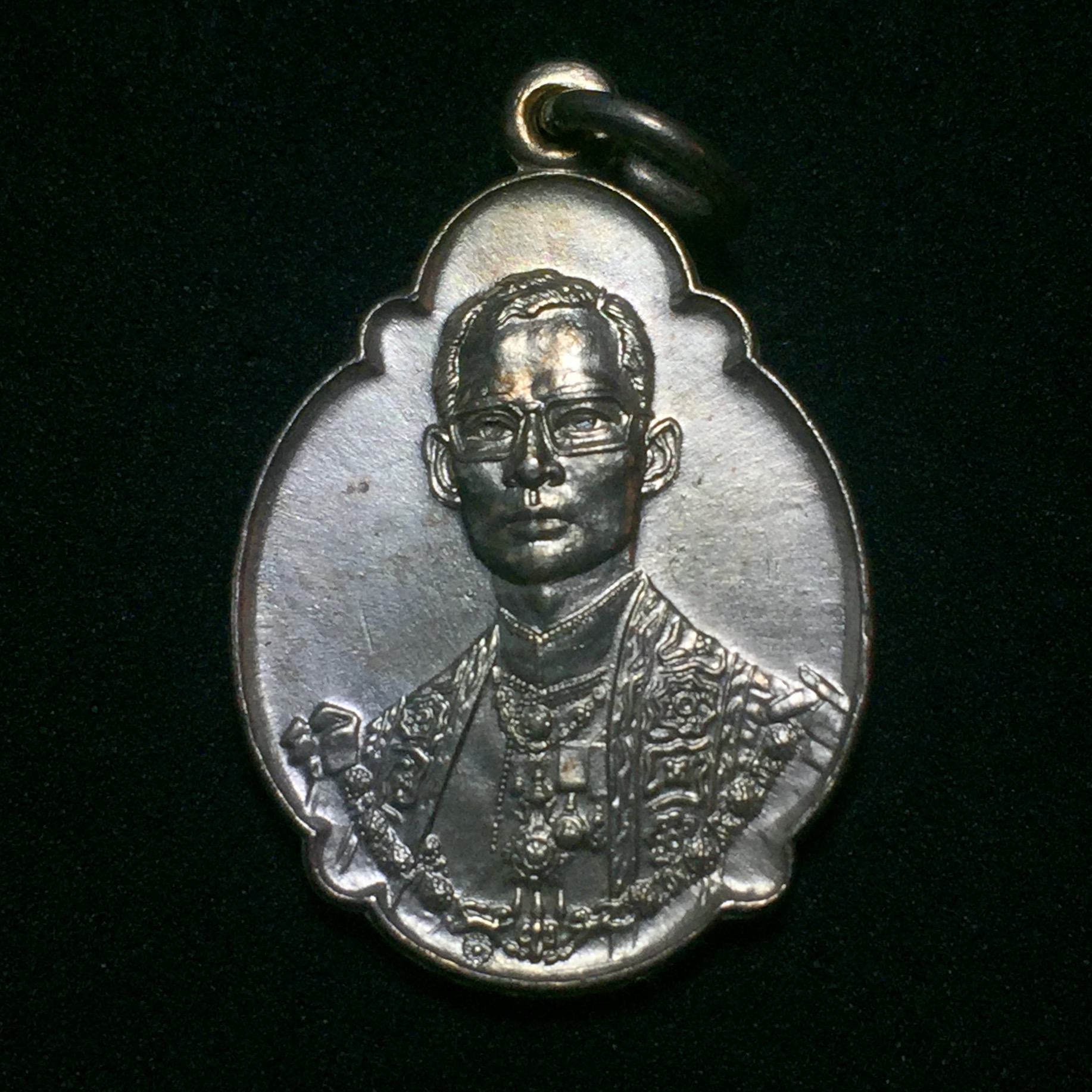 เหรียญ ร.9 ทรงเฉลิมพระชนมพรรษาครบ 4 รอบ ปี2518 เนื้อทองแดงกะไหล่เงิน(บล็อควงเดือนล่าง)นิยม