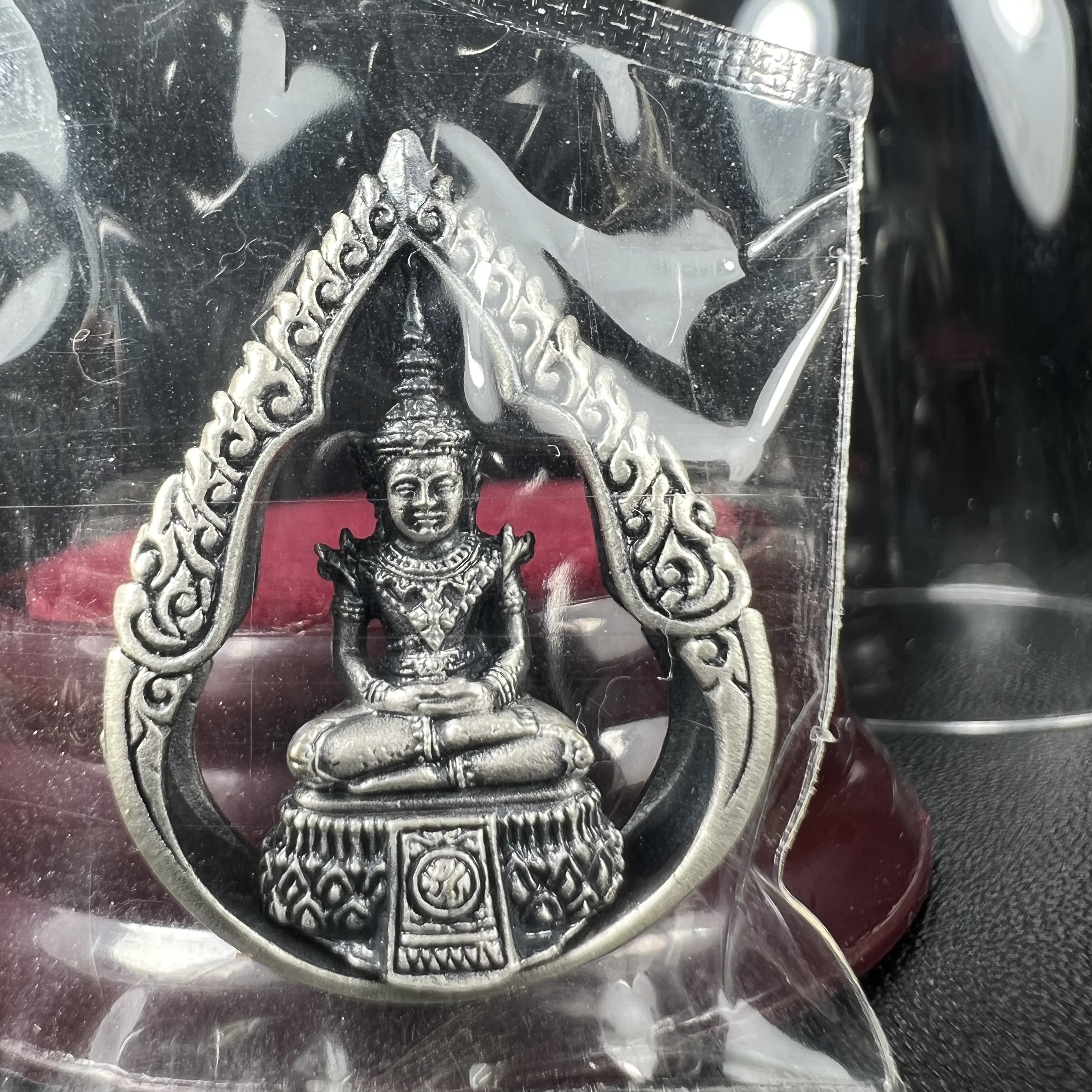 พระแก้วมรกต ภปร.(รุ่นแรก) ปี2545 รุ่นฉลองกรุงรัตนโกสินทร์ครบ 220 ปี พิมพ์ลอยองค์ทรงหยดน้ำ เนื้ออัลปาก้า ชุบเงินลงดำ ขนาด 18*27 มม. พร้อมครอบตั้งโชว์เดิม องค์พระซีนซองเดิม สวยครบสมบูรณ์