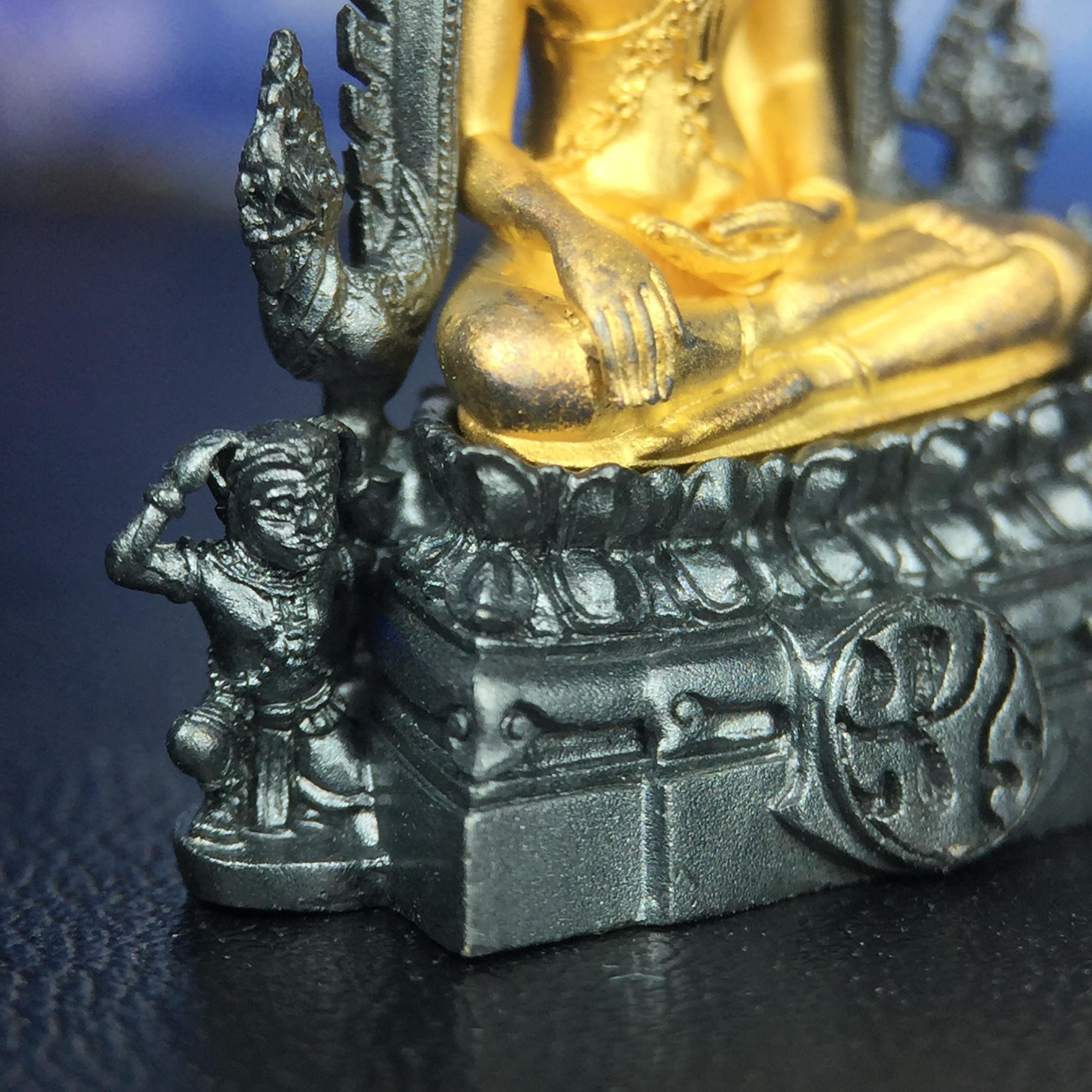 พระพุทธชินราช ภปร. โครงการ เพราะแผ่นดินนี้คือแผ่นดินเกิด เนื้อเงินชุบทองคำซุ้มรมดำ ปี2551 ขนาดหน้าตัก1/2นิ้ว(3.5*2.5 ซม.) (สวยงามหายาก)1ใน 5000 องค์