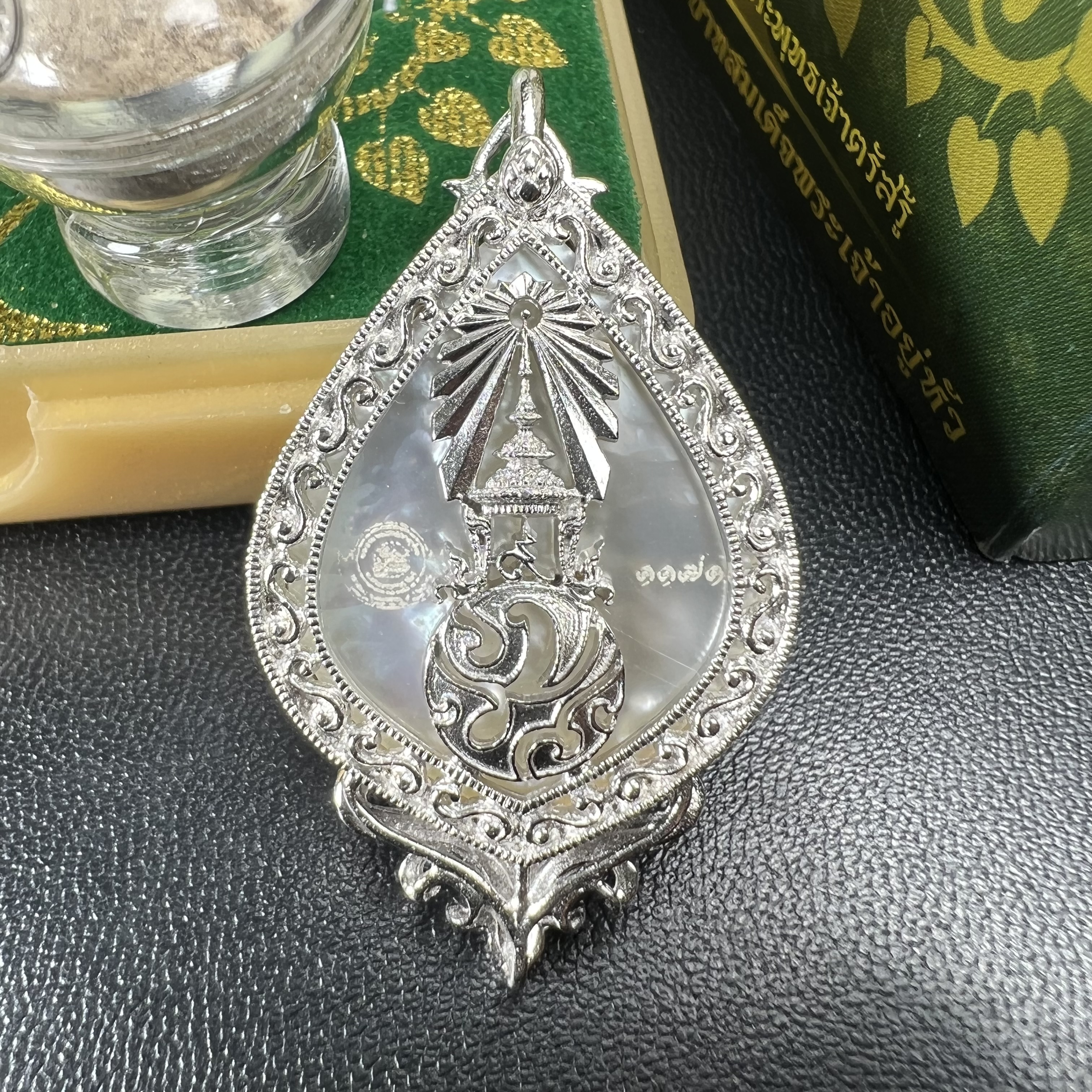 พระพุทธชินราช(จำลอง) ภปร. 84 พรรษา ทรงหยดน้ำ เนื้อเงินชุบทองคำขาว ขนาด 20*36 มม. (พระราชทานมวลสาร จิตรลดาและเส้นพระเจ้า(เส้นผม)รัชกาลที่9)งดงาม ทรงคุณค่า หายาก