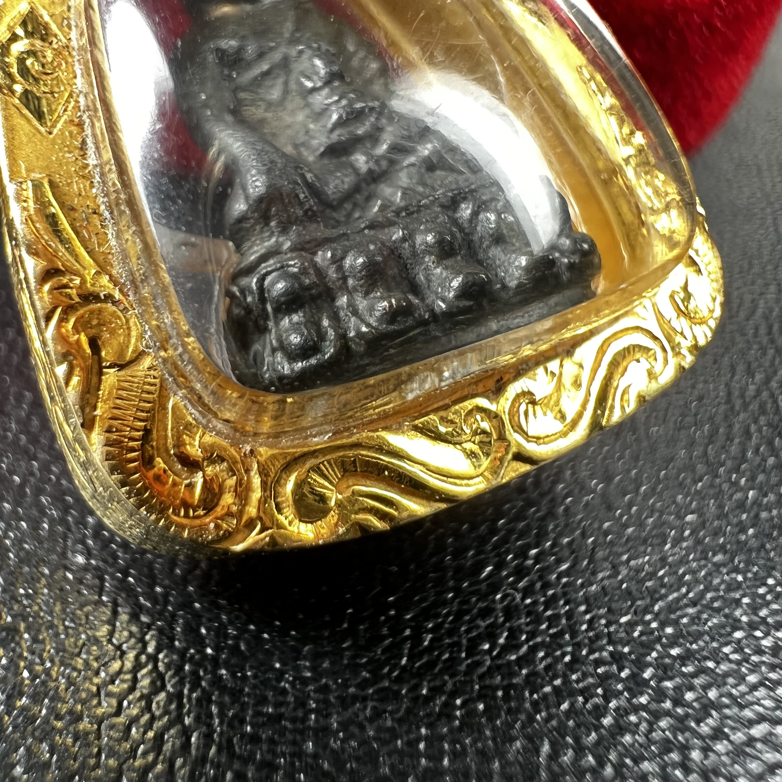 พระกริ่ง-พระชัยวัฒน์ ปวเรศ ปี2530 วัดบวรนิเวศราชวรวิหาร(องค์พระชัยวัฒน์เลี่ยมกรอบทองคำแท้)(ในหลวง ร.9 เสด็จเททอง)(บรรจุเส้นเกศาในหลวงรัชกาลที่9)พร้อมสูจิบัตรเดิมตอนจัดสร้าง(สภาพสวยครบสมบูรณ์) (องค์หน้าใหญ่)(องค์ทองทบ)แบบพิมพ์นิยมหายาก