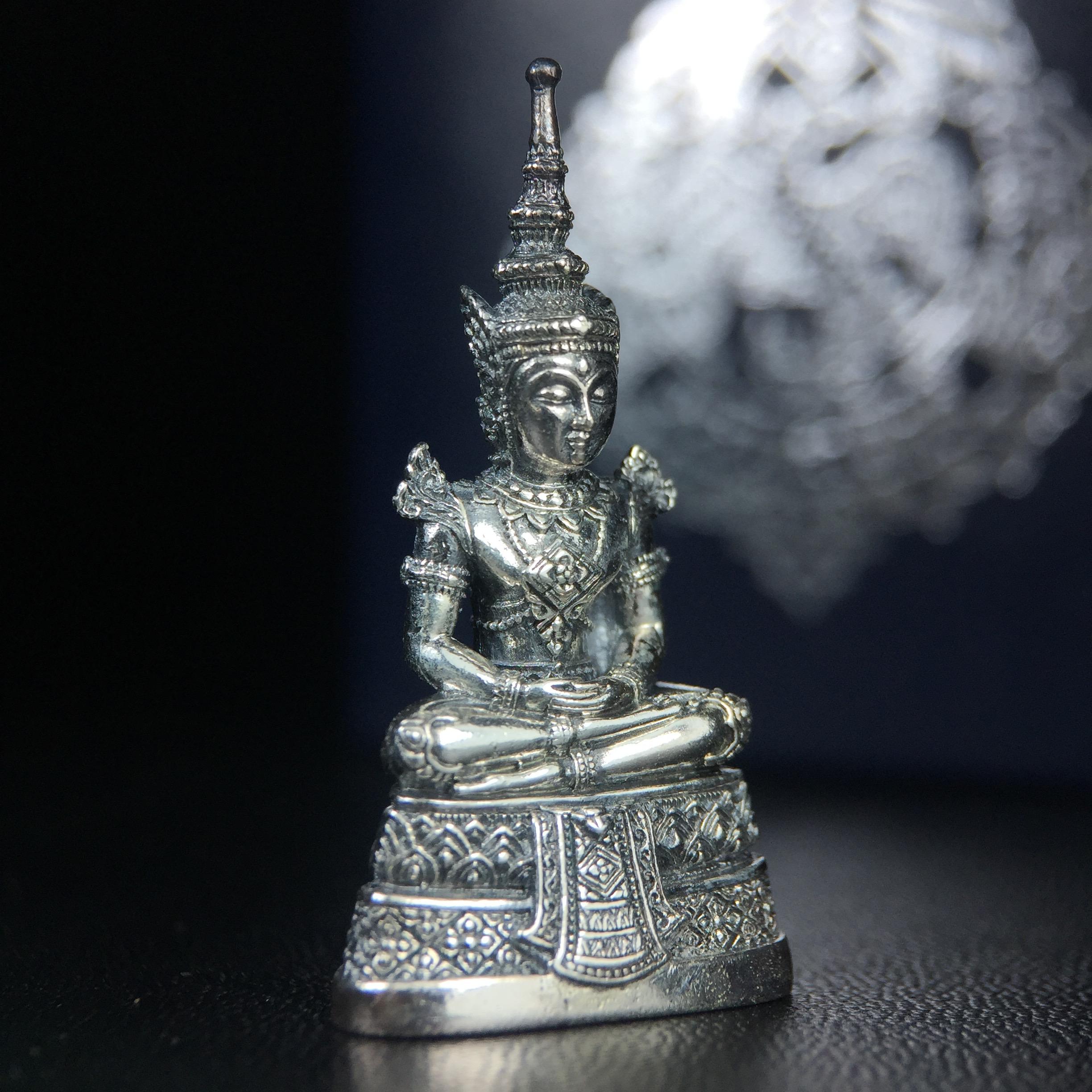 พระแก้วมรกต กรมสรรพสามิตจัดสร้างขึ้นเนื่องในโอกาสครบรอบ 64 ปีของกรมสรรพสามิต และเนื่องในวโรกาสที่พระบาทสมเด็จพระเจ้าอยู่หัวทรงครองราชย์ครบ 50 ปีในปีกาญจนาภิเษก เมื่อ พ.ศ.2539 เนื้อเงินรมดำขัดเงาพร้อมกล่องบรรจุเดิม