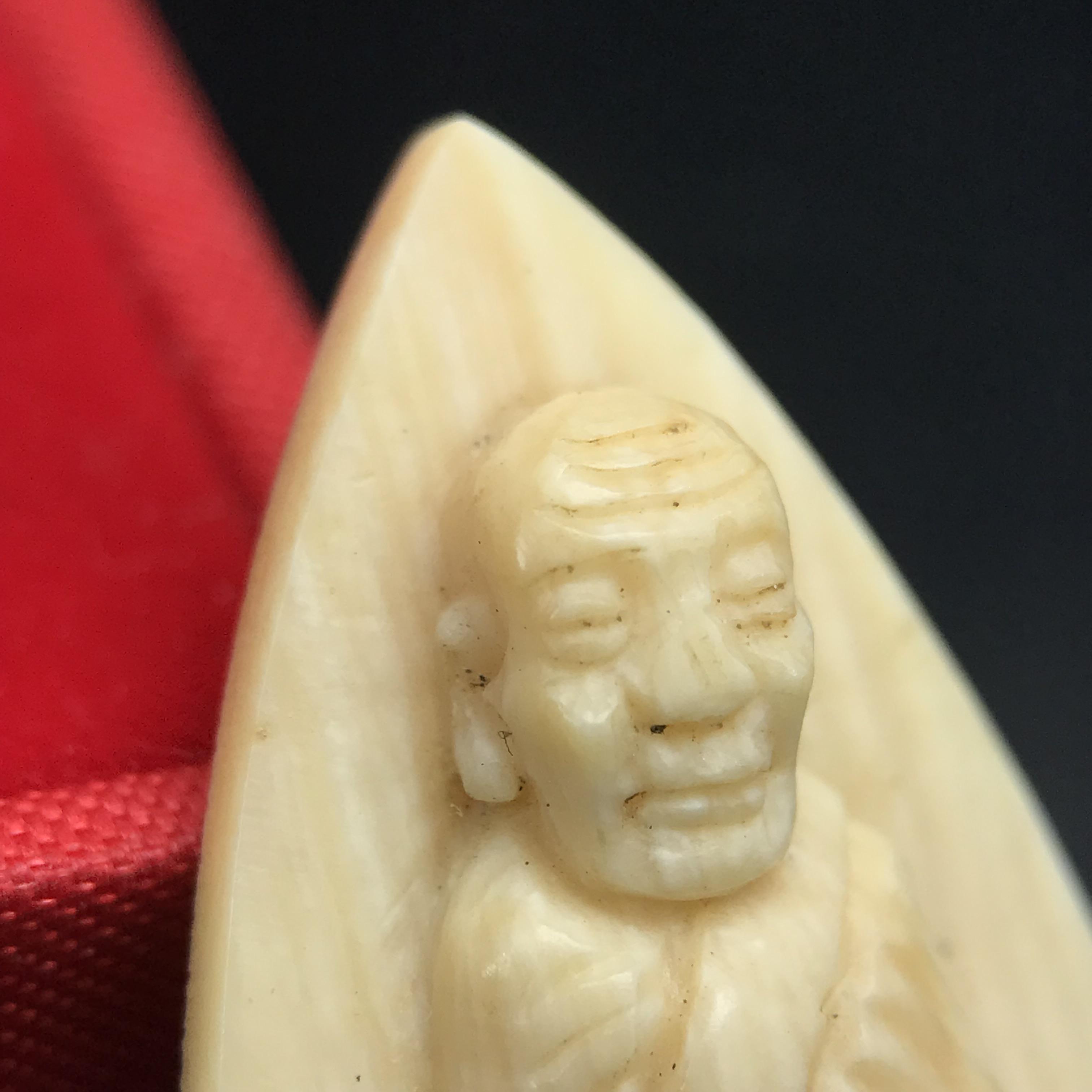 สมเด็จหลวงพ่อทวด รุ่นคชสารหมื่นปี (ศิลปาชีพ) วัดช้างให้ ปี 2541โดยมีท่าน อ.นอง วัดทรายขาว เป็นเจ้าพิธี และมีเกจิร่วมปลุกเสก 108 รูป บรรจุผงว่านเก่าและดินกากยายักษ์(พิมพ์ใหญ่เตารีด)พร้อมกล่องบรรจุครบ นิยมหายาก***องค์นี้ผิวสวยงานแกะพุทธศิลป์สวยงดงาม***