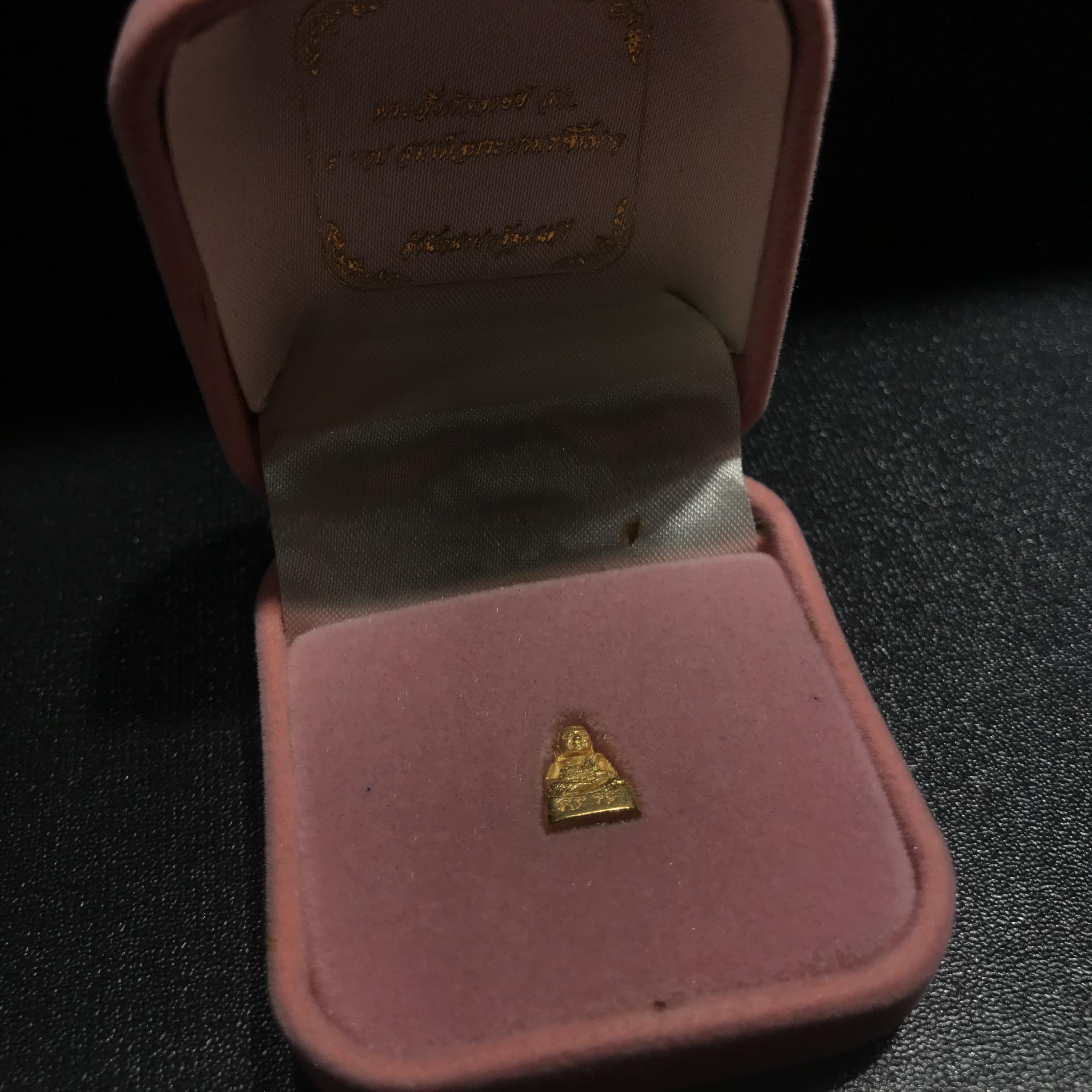 พระสังกัจจายน์ 5 รอบ พระราชินี พ.ศ.2535 เนื้อทองคำหนักหนึ่งสลึง(ในหลวงรัชกาลที่9และสมเด็จพระราชินีเสด็จเททอง)