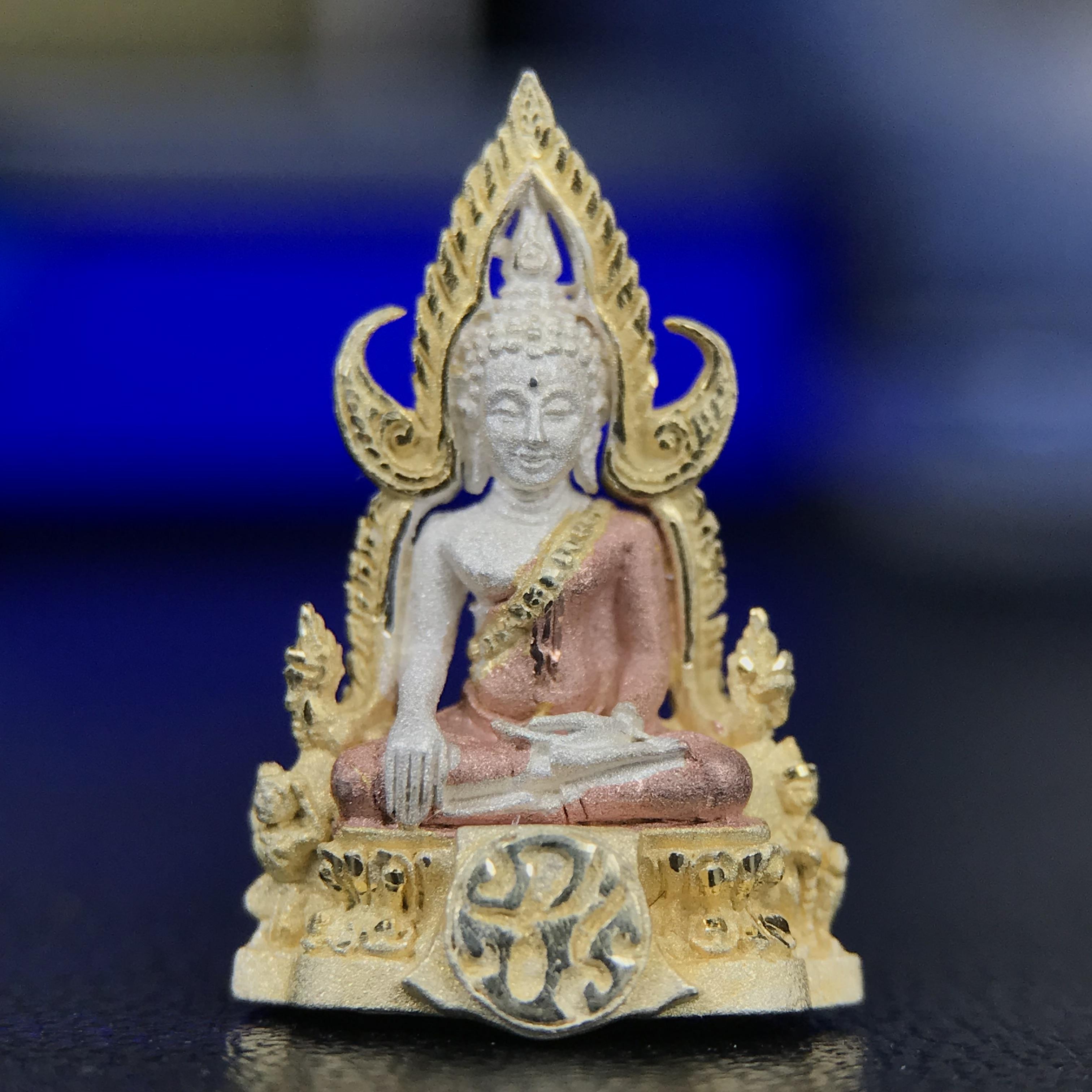 พระพุทธชินราช ภปร. โครงการ เพราะแผ่นดินนี้คือแผ่นดินเกิด เนื้อเงินชุบสามกษัตริย์ ปี2551 ขนาดหน้าตัก1/4นิ้ว(ขนาด1.1x1.6 ซม.) (สวยงามทรงคุณค่า อีกหนึ่งรุ่นยอดนิยมหายาก) (สภาพคัดสวย กล่องบรรจุเดิมครบ)