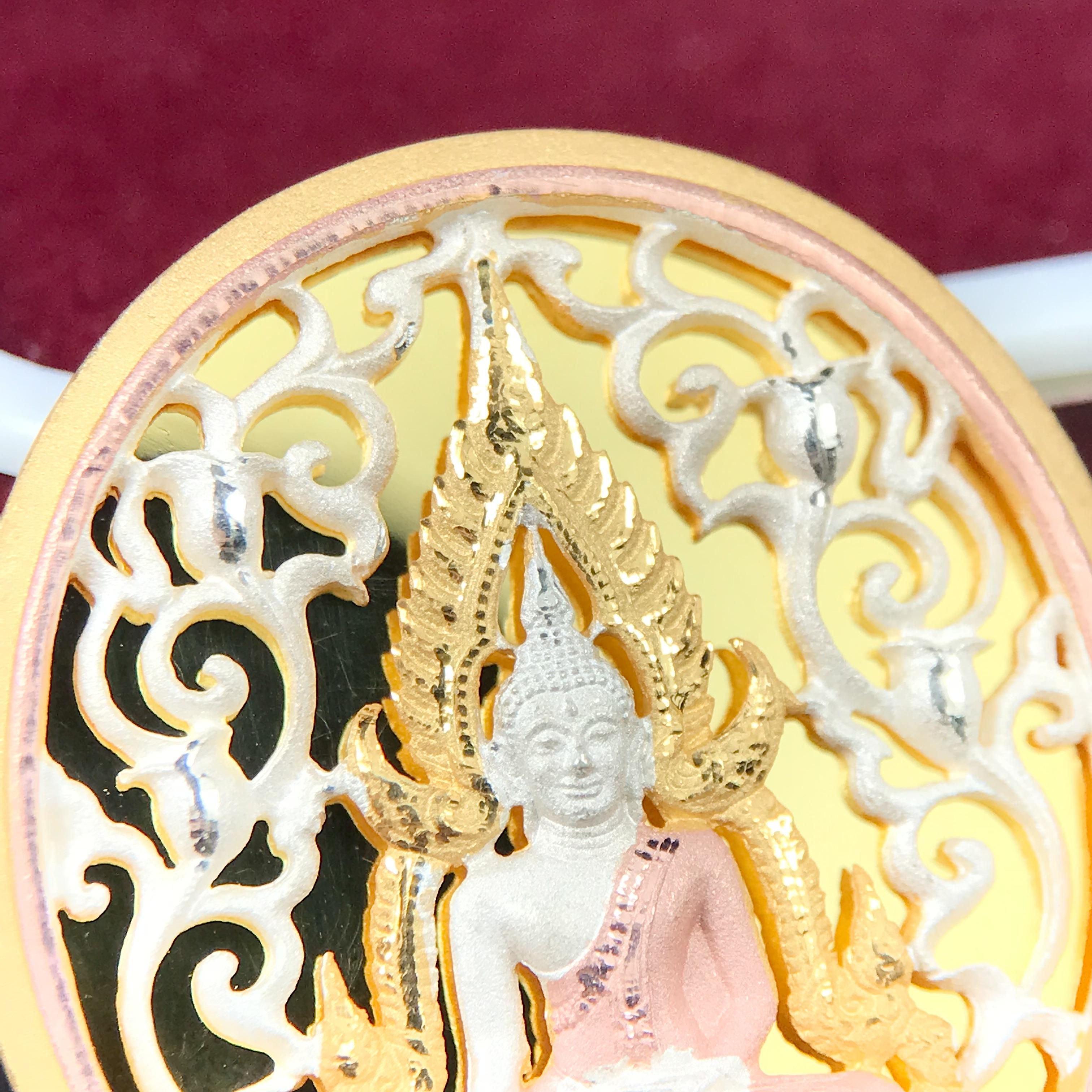 พระพุทธชินราช รุ่น ประวัติศาสตร์ มูลนิธิเพื่อตำรวจไทยจัดสร้าง ปี 2562 เนื้อเงินชุบสามกษัตริย์ขัดเงา พิมพ์เหรียญรูปไข่ฉลุลายไทย พิมพ์ใหญ่ พระพุทธชินราช แบบจิวเวอร์รี่(ขนาดสูง 2.9 ซม.)(สภาพสวยซีนซองเดิม กล่องบรรจุเดิมครบสมบูรณ์)(เลขเรียงสวย องค์หมายเลข 123)