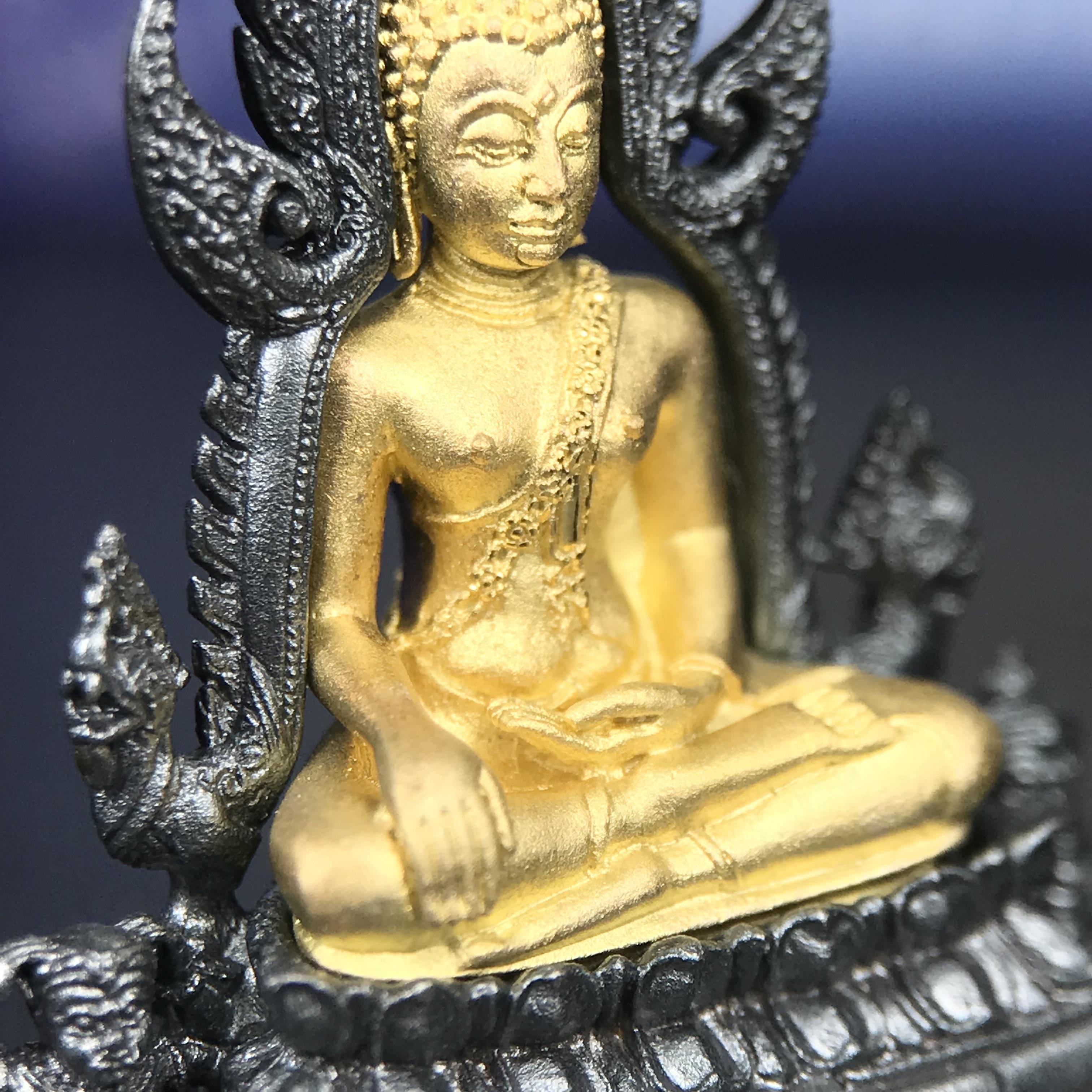 พระพุทธชินราช ภปร. โครงการ เพราะแผ่นดินนี้คือแผ่นดินเกิด เนื้อเงินชุบทองคำซุ้มรมดำ ปี2551 ขนาดหน้าตัก1/2นิ้ว(3.5*2.5 ซม.)ประกอบพิธี ณ พระอุโบสถ วัดพระศรีรัตนศาสดาราม(วัดพระแก้ว)และพระวิหารวัดพระศรีรัตนมหาธาตุวรมหาวิหาร(จ.พิษณุโลก)(สวยงามหายาก)1ใน5000องค์