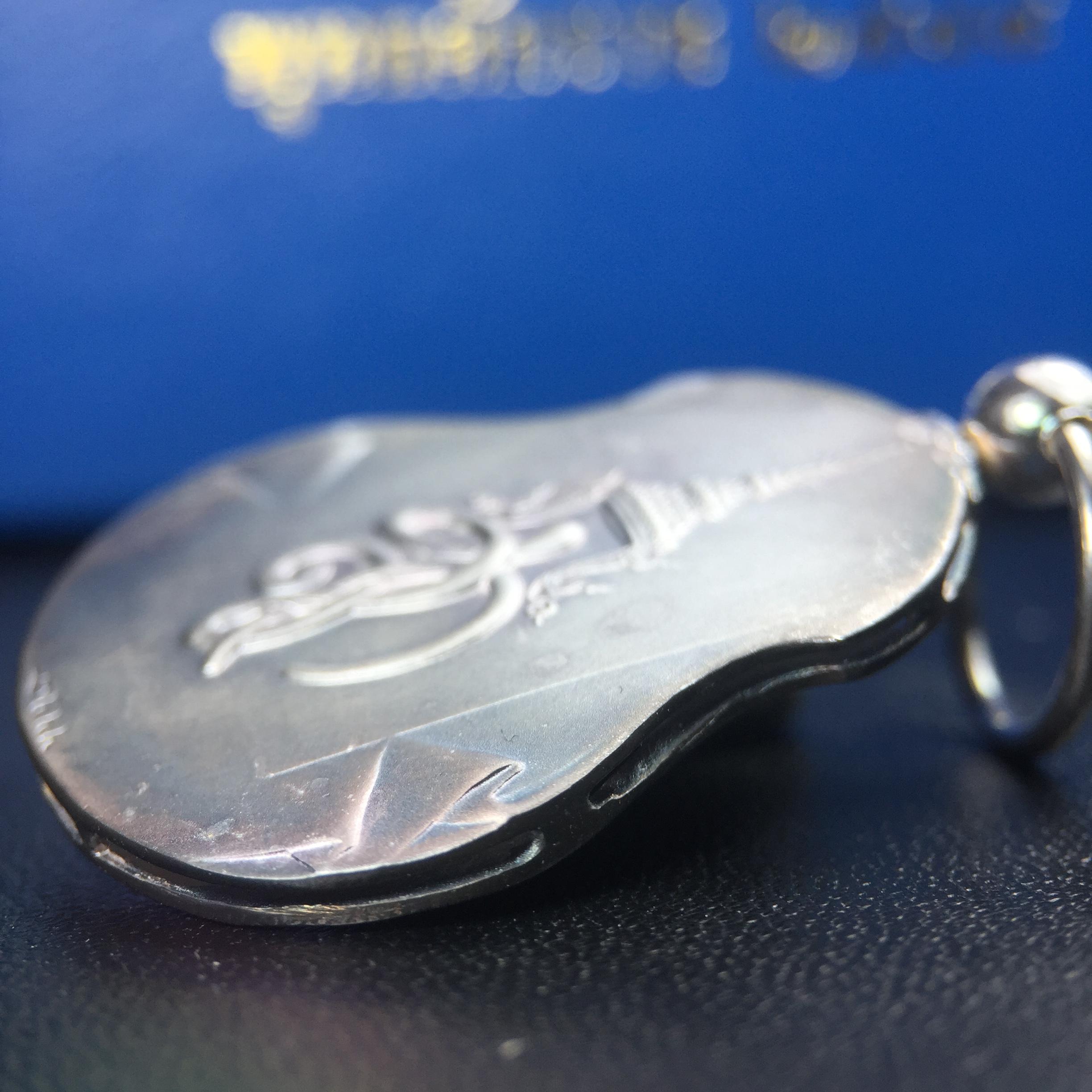 เหรียญหลวงปู่ทวด พระนามาภิไธย สก. แบบงานฉลุโบราณ(HAND MADE) ปี 2544 เนื้อเงิน(ผิวเดิมขึ้นสีรุ้งธรรมชาติสวยมาก) พิธีปลุกเสก ณ อุโบสถวัดช้างให้ และ พิธีมังคลาภิเษก ณ พระอุโบสถ วัดพระศรีรัตนศาสดาราม(วัดพระแก้ว) (1 ใน 2000 เหรียญ)พบเจอน้อยหายากมาก