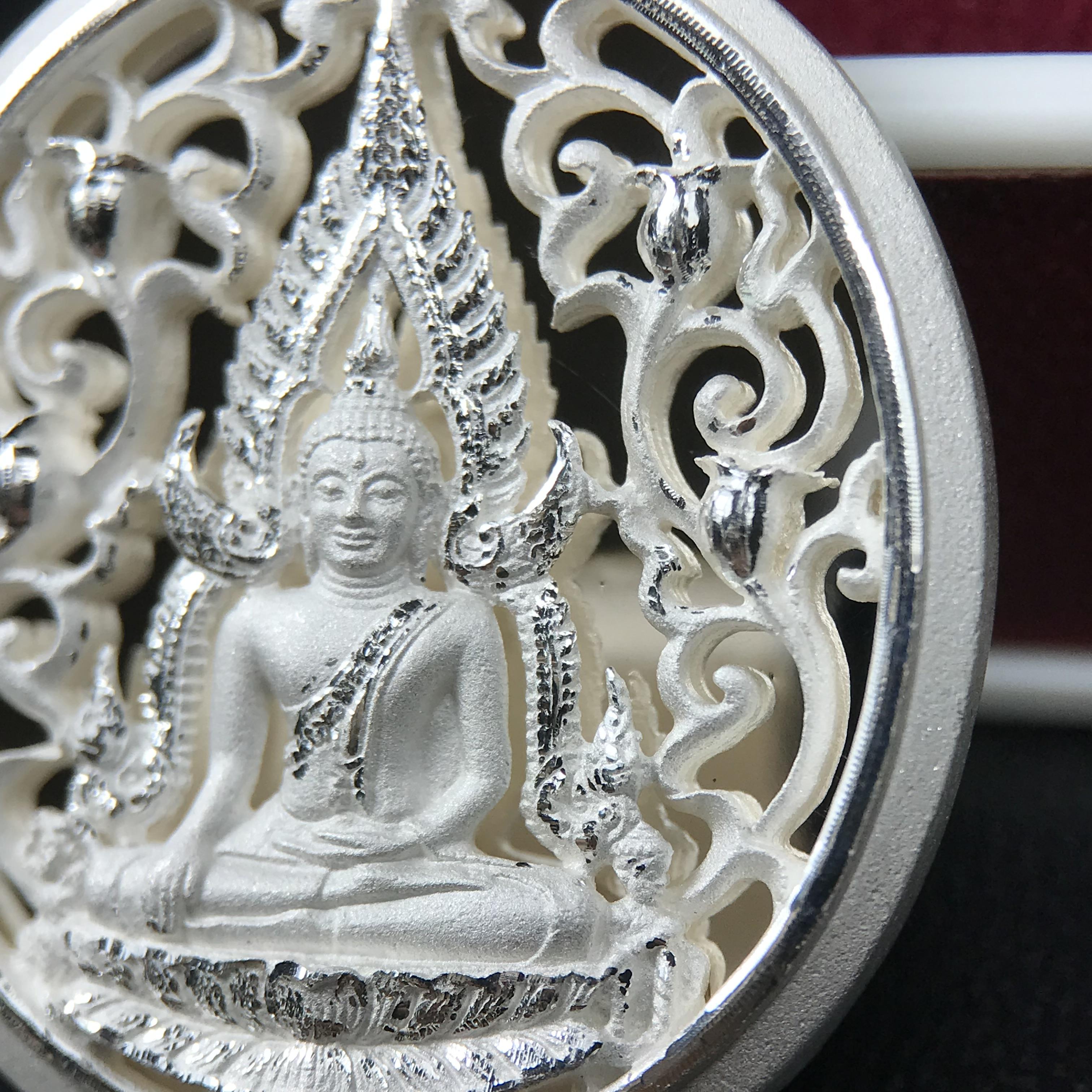 พระพุทธชินราช รุ่น ประวัติศาสตร์ มูลนิธิเพื่อตำรวจไทยจัดสร้าง ปี 2562 เนื้อเงินขัดเงา พิมพ์เหรียญรูปไข่ฉลุลายไทย พิมพ์ใหญ่ พระพุทธชินราช แบบจิวเวอร์รี่ (ขนาดสูง 2.9 ซม.) (สภาพ สวย ซีนซองเดิม กล่องบรรจุเดิมครบสมบูรณ์)