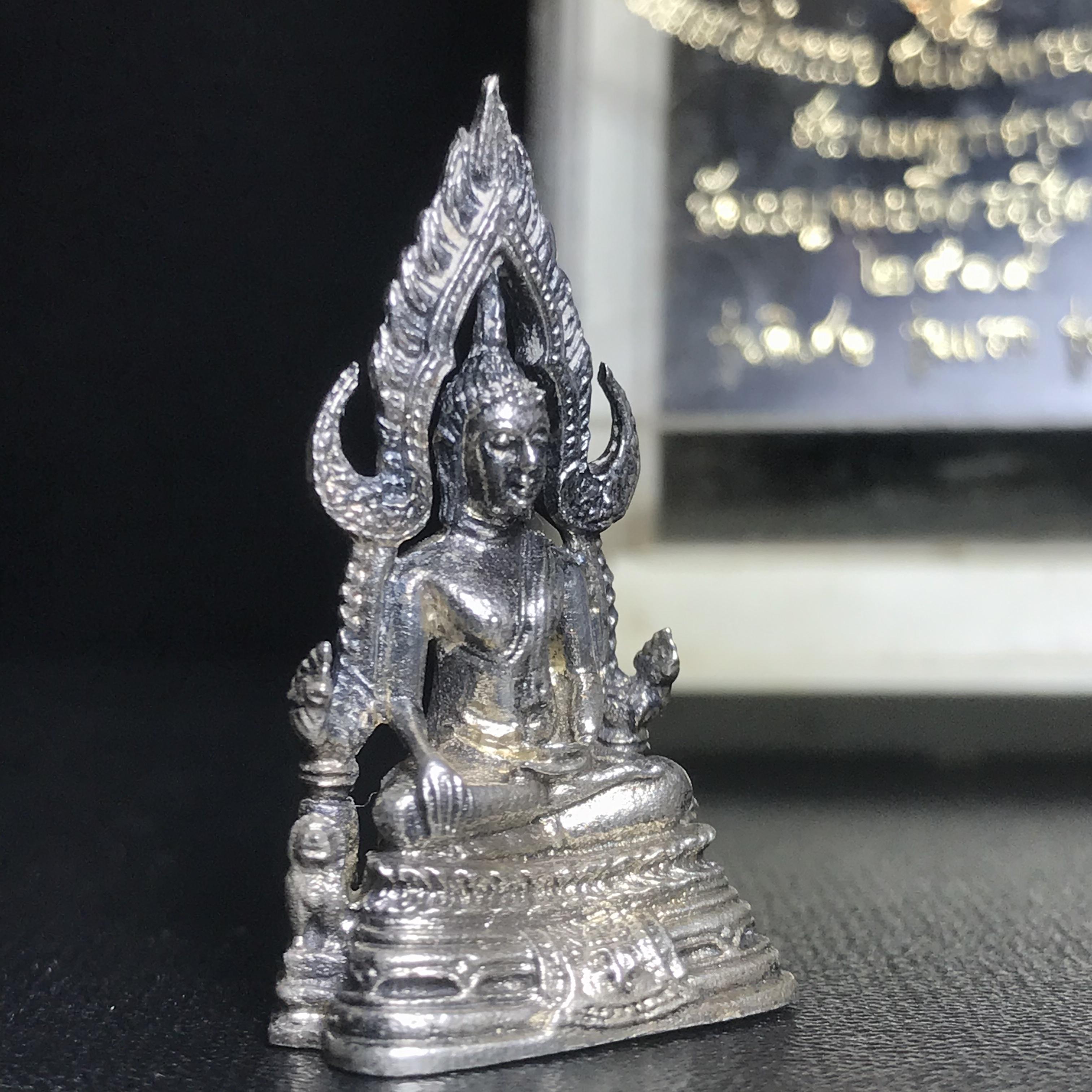 พระกริ่งพระพุทธชินราช มวก. วัดเบญจมบพิตร ปี 2519 เนื้อเงินสภาพสวยพร้อมกล่องเดิม(ในหลวงรัชกาลที่9และราชินีเสด็จฯเททอง)