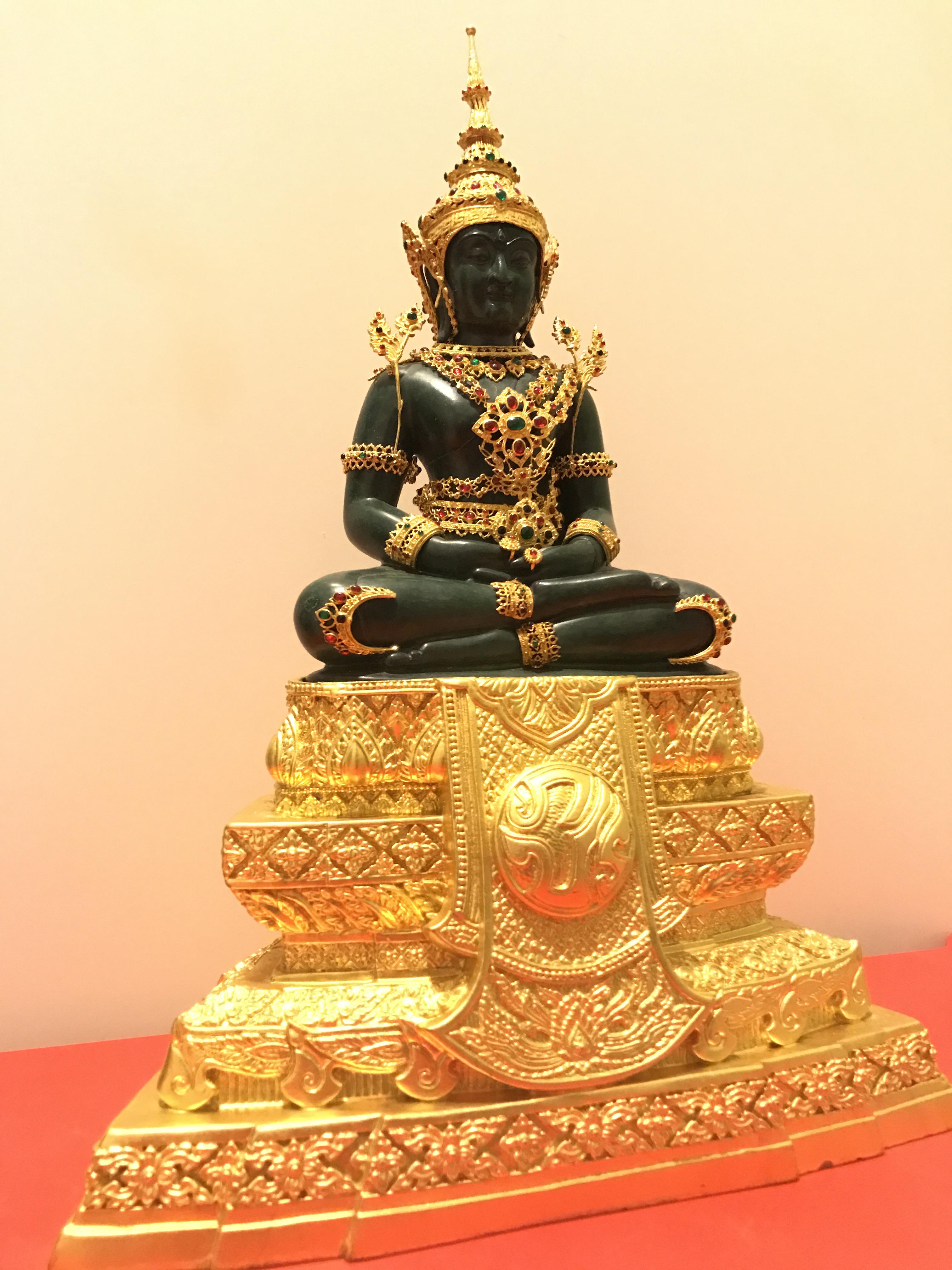 พระพุทธมหามณีรัตนปฏิมากร จำลอง (พระแก้วมรกต) ขนาดบูชาหน้าตัก 5 นิ้ว ตราสัญลักษณ์ ภ.ป.ร. รุ่นแรก ปี2547 เนื้อนวโลหะเคลือบสีเขียว(เครื่องทรงนวโลหะชุบทองไมครอน)