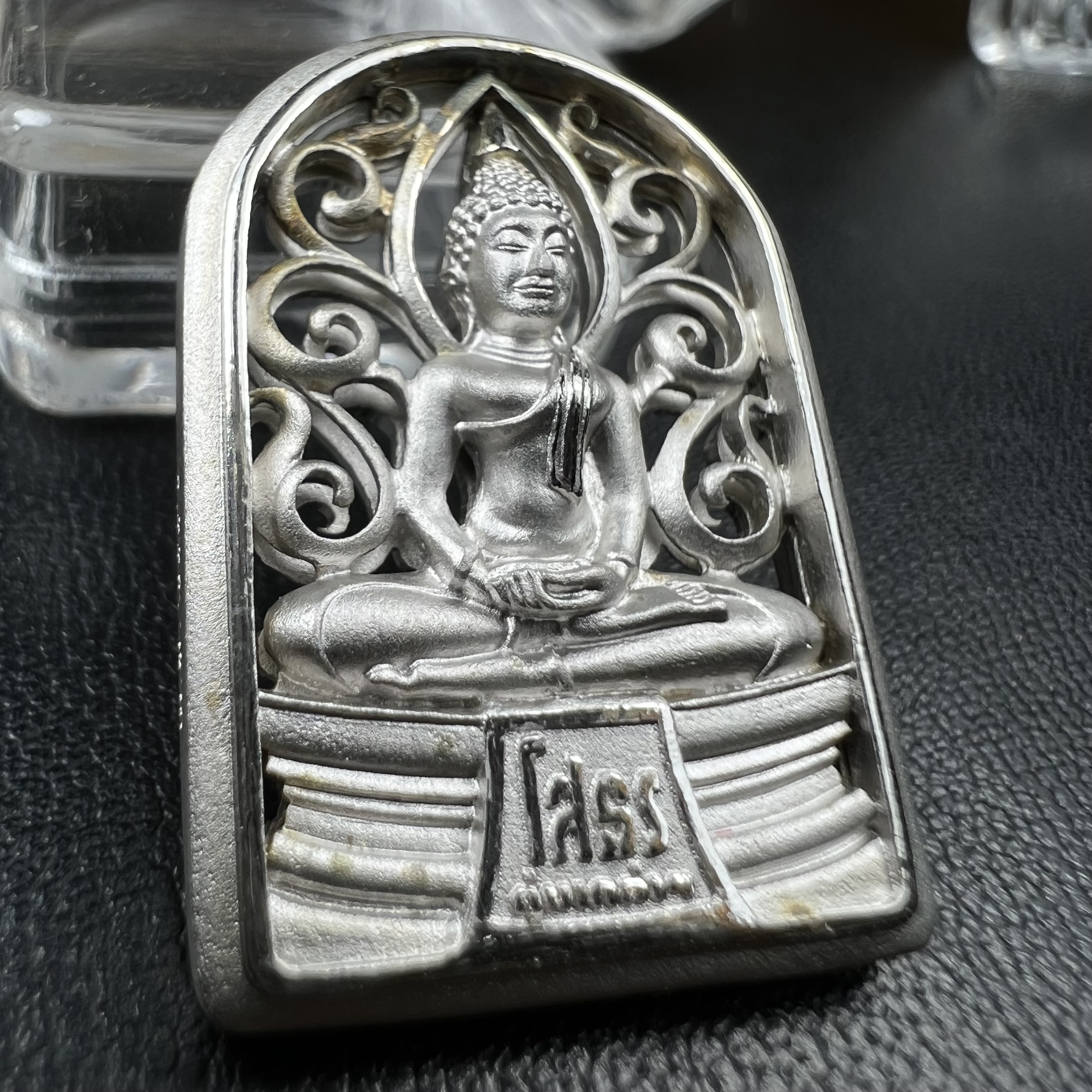 พระพุทธโสธร คุ้มเกล้าฯ ภปร.(ใต้ร่มพระบารมี คุ้มเกล้า) 60ปี รพ.ภูมิพลฯ พ.ศ.2552 เหรียญเนื้อเงิน ชุบทองคำขาว(พิมพ์ รูปอาร์ม+รูปใบมะขาม+รูปห้าเหลี่ยม+รูปสามเหลี่ยม)(1ชุด 4 พิมพ์ ครบทุกแบบที่จัดสร้าง)1 ใน 3000 เหรียญ ครบชุดหายาก