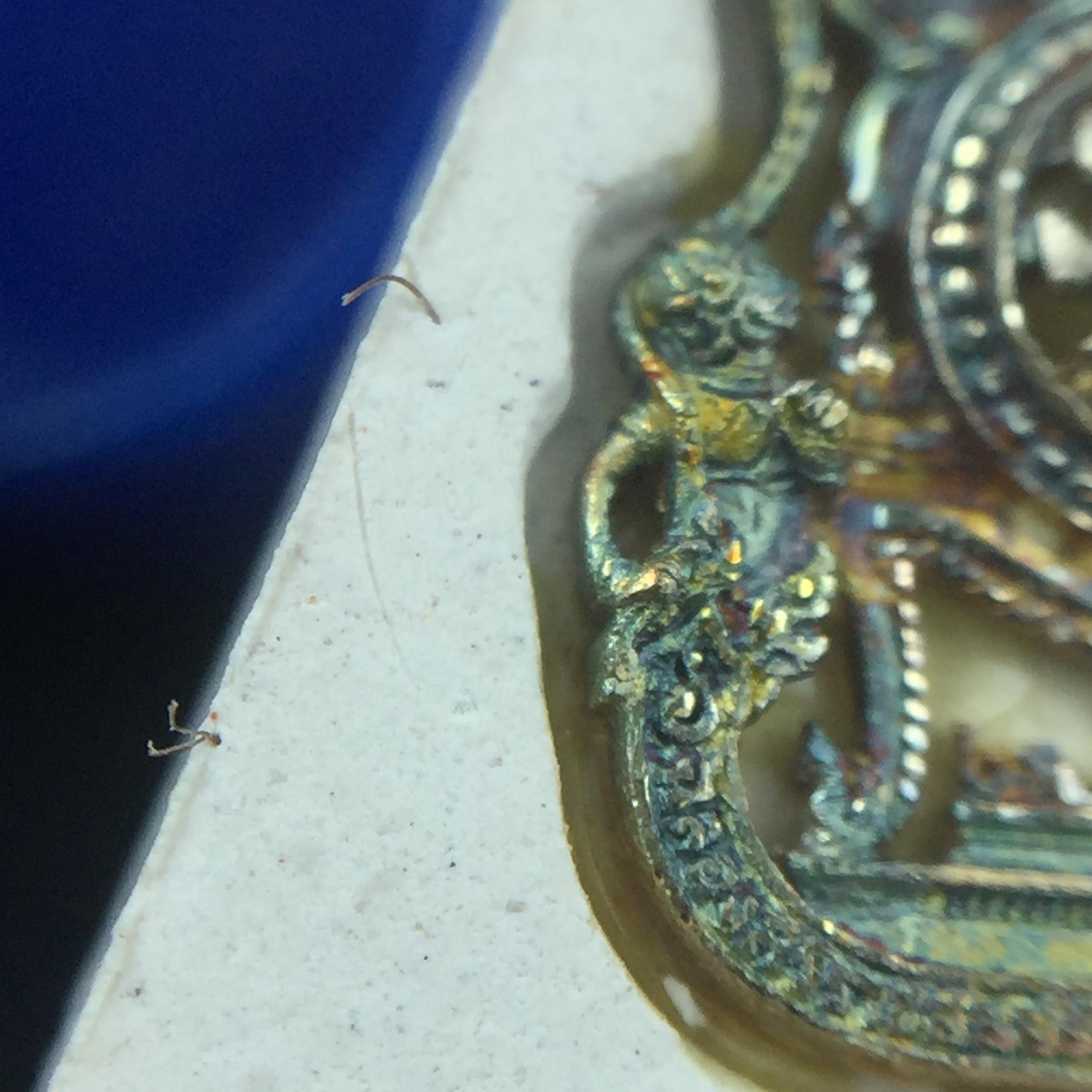 พระแก้วมรกต(จำลอง)ทรงเครื่องฤดูร้อน พระผงบูชา ด้านหน้าปิดทอง ด้านหลังตราฉลองสิริราชสมบัติครบ 60ปี เนื้อเงินขึ้นสีรุ้งธรรมชาติสร้างสรรค์งดงาม(รุ่นนี้ได้พระราชทานเส้นพระเจ้า(เส้นผม)รัชกาลที่9ในการจัดสร้าง)***องค์นี้พิเศษมองเห็นเส้นผมติดอยู่ด้านหลังชัดเจน***