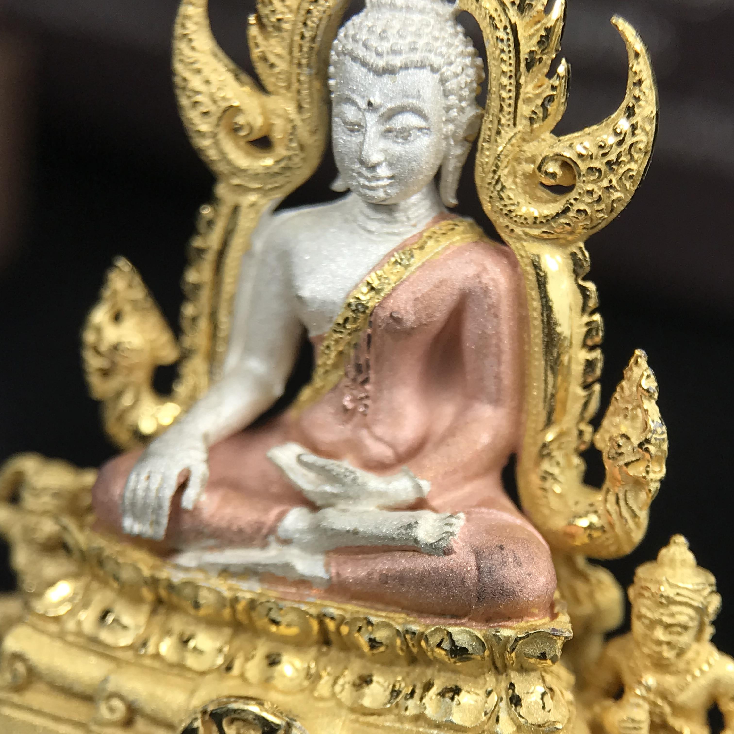 พระพุทธชินราช ภปร. โครงการ "เพราะแผ่นดินนี้ คือ แผ่นดินเกิด" ปี 2548(รุ่นแรก) ลอยองค์เนื้อเงินสามกษัตริย์ หน้าตัก 1/2 นิ้ว (ขนาด 3.5 x 2.5 ซม.) พุทธศิลป์งดงามทรงคุณค่า รุ่นยอดนิยม