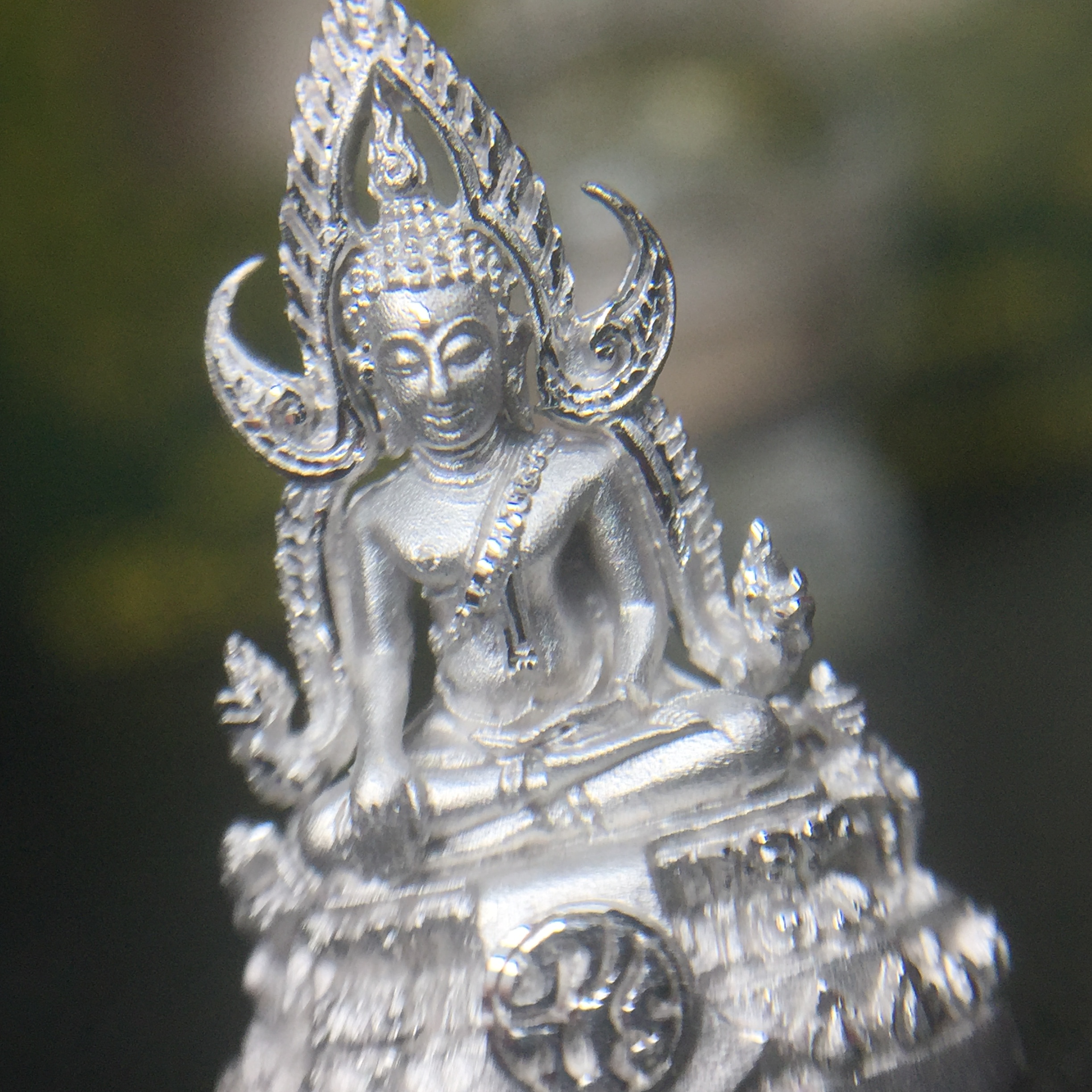 พระพุทธชินราช(จำลอง) ภปร. 84 พรรษา เนื้อเงินชุบทองคำขาว พิมพ์เล็กขนาดหน้าตัก 1/4 นิ้ว (สภาพสวยเดิม))(พระราชทานมวลสาร จิตรลดาและเส้นพระเจ้า(เส้นผม))