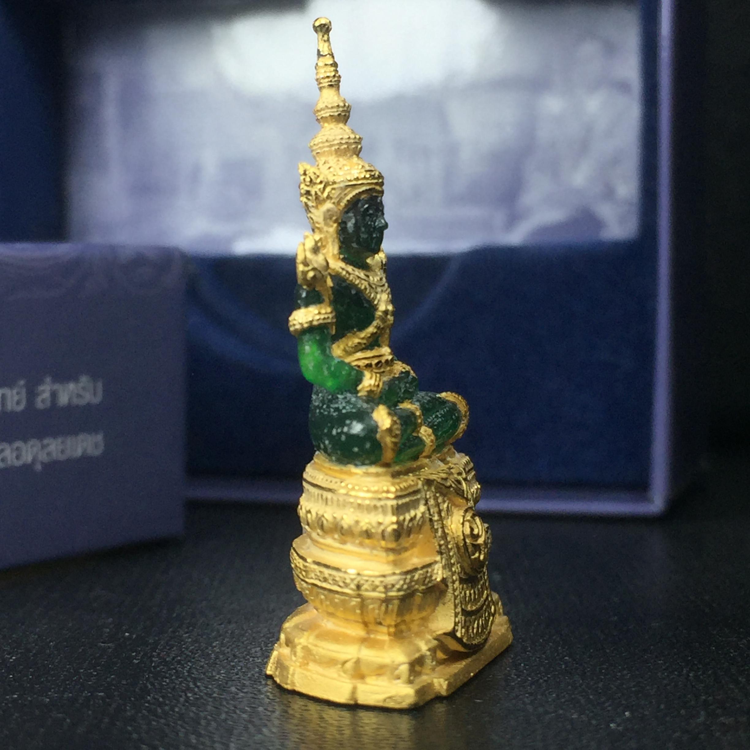 พระแก้วมรกต ภปร. ปี2547 จัดสร้างโดย รพ.ภูมิพลฯ ลอยองค์ หน้าตัก 1/2 นิ้ว เนื้อเรซิ่นหุ้มทองคำ99.99%