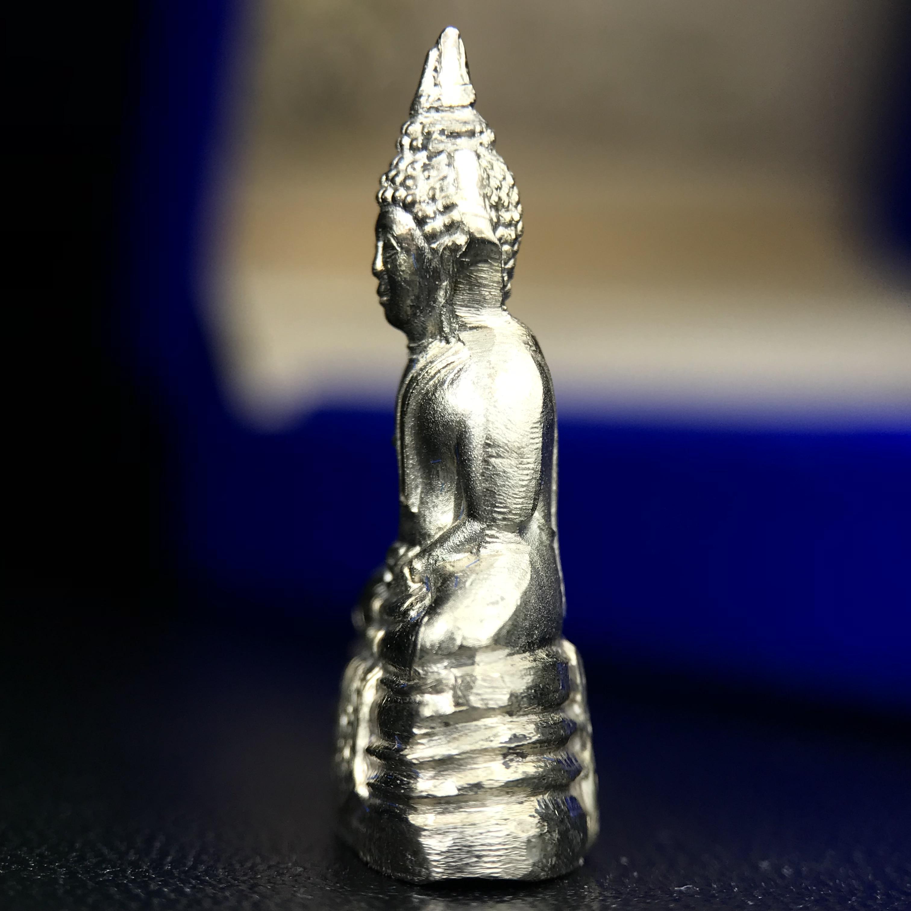 พระกริ่งหลวงพ่อโสธร ภปร. รุ่นกาญจนาภิเษก จัดสร้างในมงคลวโรกาสที่พระบาทสมเด็จพระเจ้าอยู่หัวรัชกาลที่9 เสด็จเถลิงถวัลย์สิริราชสมบัติ ครบ 50 ปี ในพุทธศักราช 2539 เนื้อเงิน(ผิวเดิมสวย)(พิธีใหญ่เข้มขลัง)1 ใน 9950 องค์