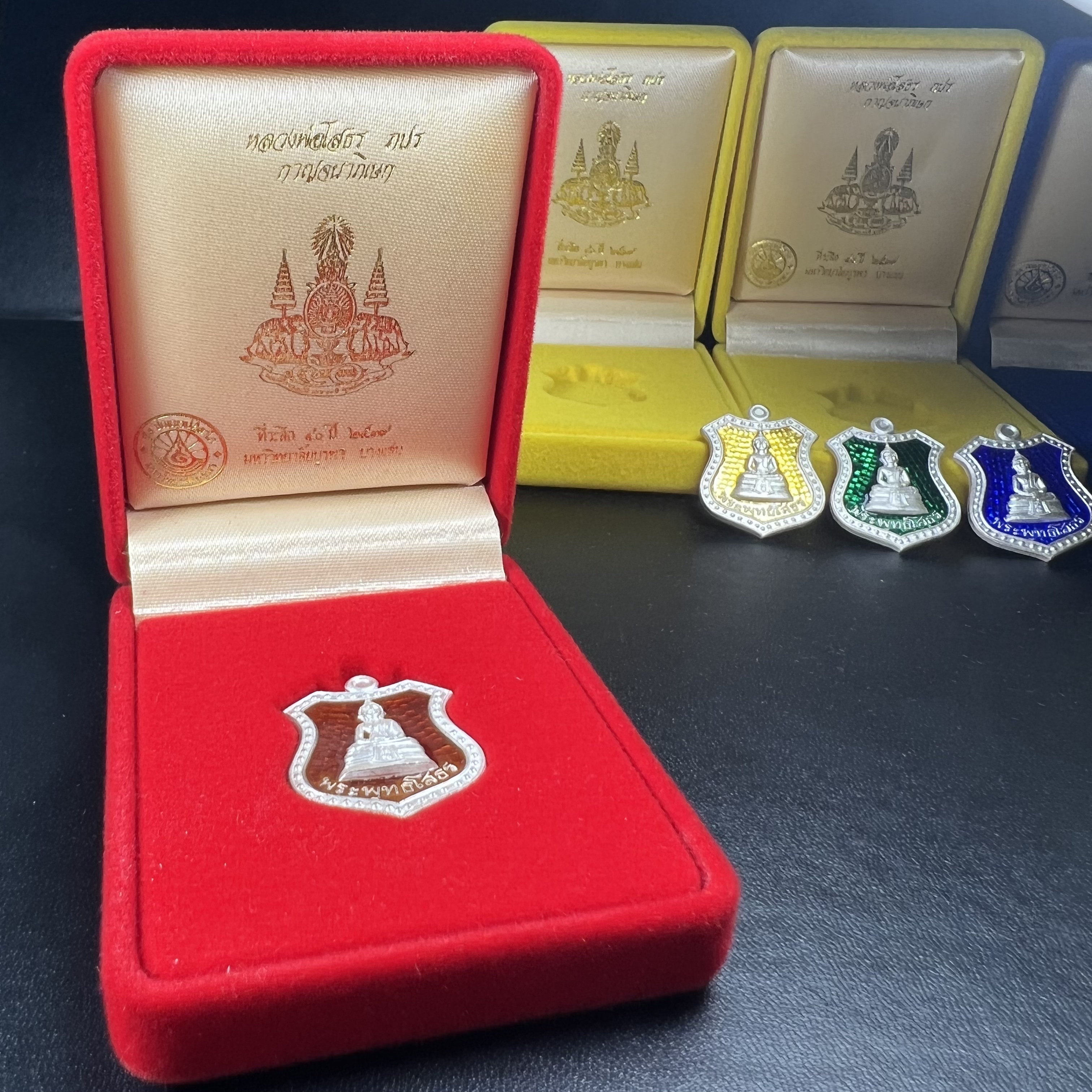 เหรียญหลวงพ่อโสธร ภปร. รุ่นกาญจนาภิเษก จัดสร้างในมงคลวโรกาสที่พระบาทสมเด็จพระเจ้าอยู่หัวรัชกาลที่9 เสด็จเถลิงถวัลย์สิริราชสมบัติ ครบ 50 ปี ในพุทธศักราช 2539 เนื้อเงินลงยา(สีแดง สีเหลือง สีน้ำเงิน สีเขียว)ครบชุดรวม 4 เหรียญ(พิธีใหญ่เข้มขลัง)1 ใน 9950 ชุด