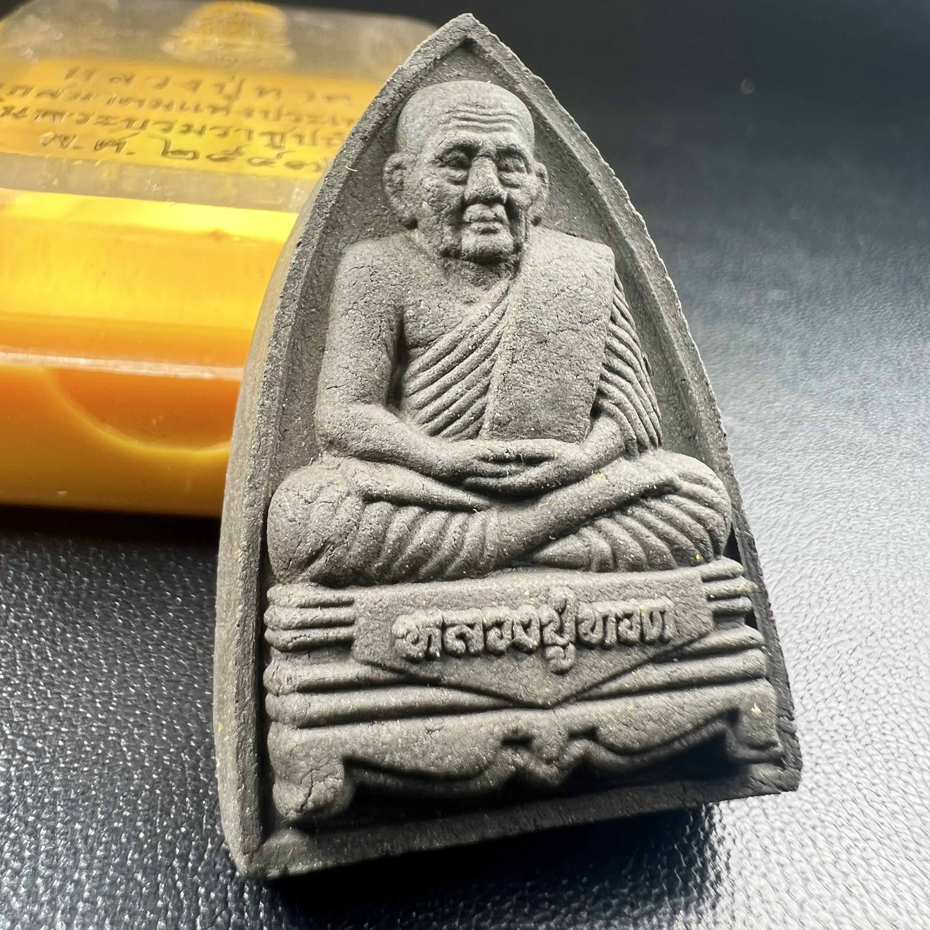 พระหลวงปู่ทวด ภปร.ปี2547 เนื้อว่าน ทรงกลีบบัว (พิมพ์เตารีด)(ชนวนเก่า)ด้านหลังมี ภ.ป.ร. เป็นโลหะผสม สูง 3.3 ซม. พร้อมกล่องบรรจุเดิม พิธีใหญ่ มวลสารดี ปลุกเสกวัดพระแก้ว