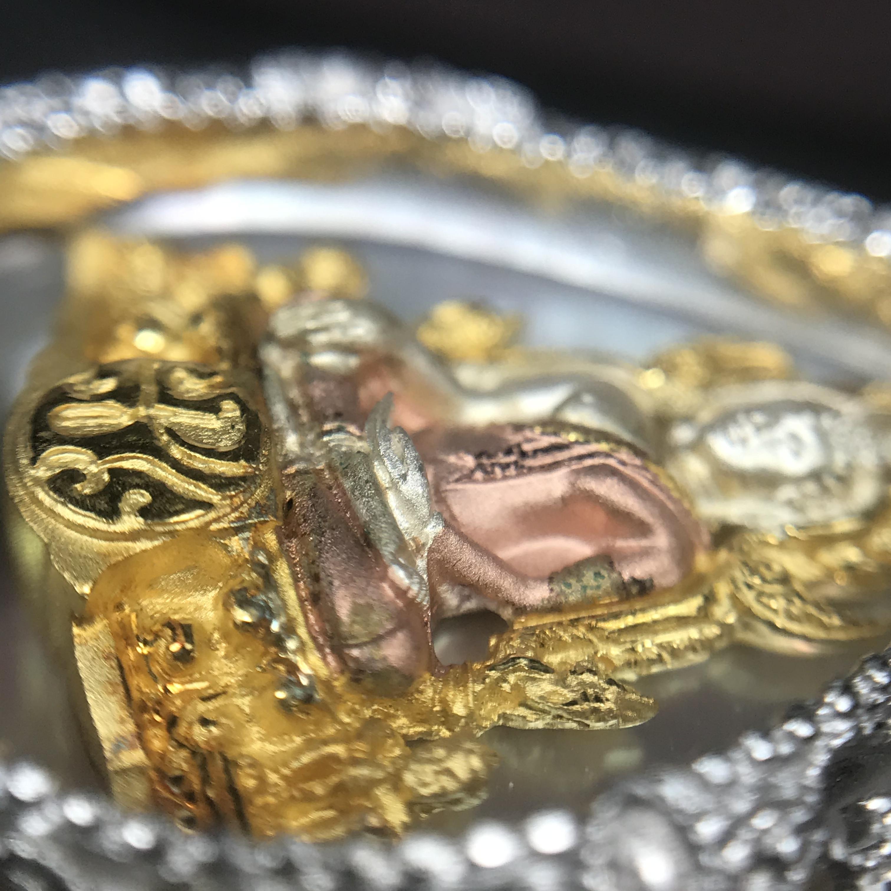 พระพุทธชินราช ภปร. โครงการ "เพราะแผ่นดินนี้ คือ แผ่นดินเกิด" ปี2548(รุ่นแรก) เหรียญทรงใบโพธิ์ ขนาด 21 x 29 มม. เนื้อเงินสามกษัตริย์ องค์พระชุบสามกษัตริย์ ล้อมด้วยกรอบเงินชุบทองคำขาวสลักเสลาเป็นลวดลายละเอียดอ่อน ส่วนพื้นองค์พระเป็นเปลือกหอยมุข