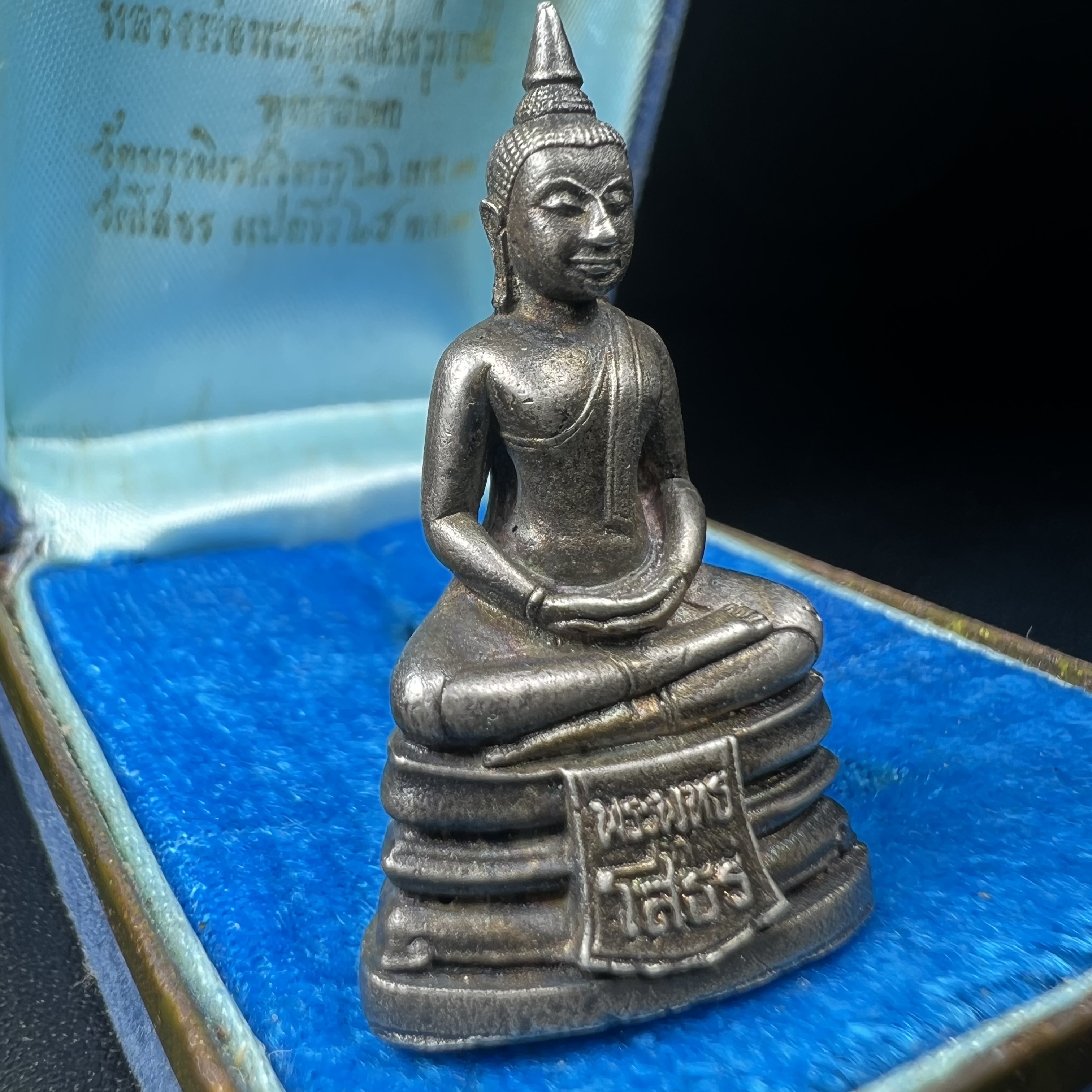 หลวงพ่อพระพุทธโสธร รุ่น ญสส. ปี 2533 พิมพ์ใหญ่เนื้อเงินผสมชนวน ผิวเดิมสวยเข้มขลังพร้อมกล่องบรรจุเดิมครบ(สมเด็จพระญาณสังวร สมเด็จพระสังฆราช เสด็จเป็นองค์ประธานเททอง)พระดีพิธีใหญ่ชนวนมวลสารเข้มขลังและเป็นอีกหนึ่งผลงานของนายช่างเกษม มงคลเจริญ งดงามทรงคุณค่า