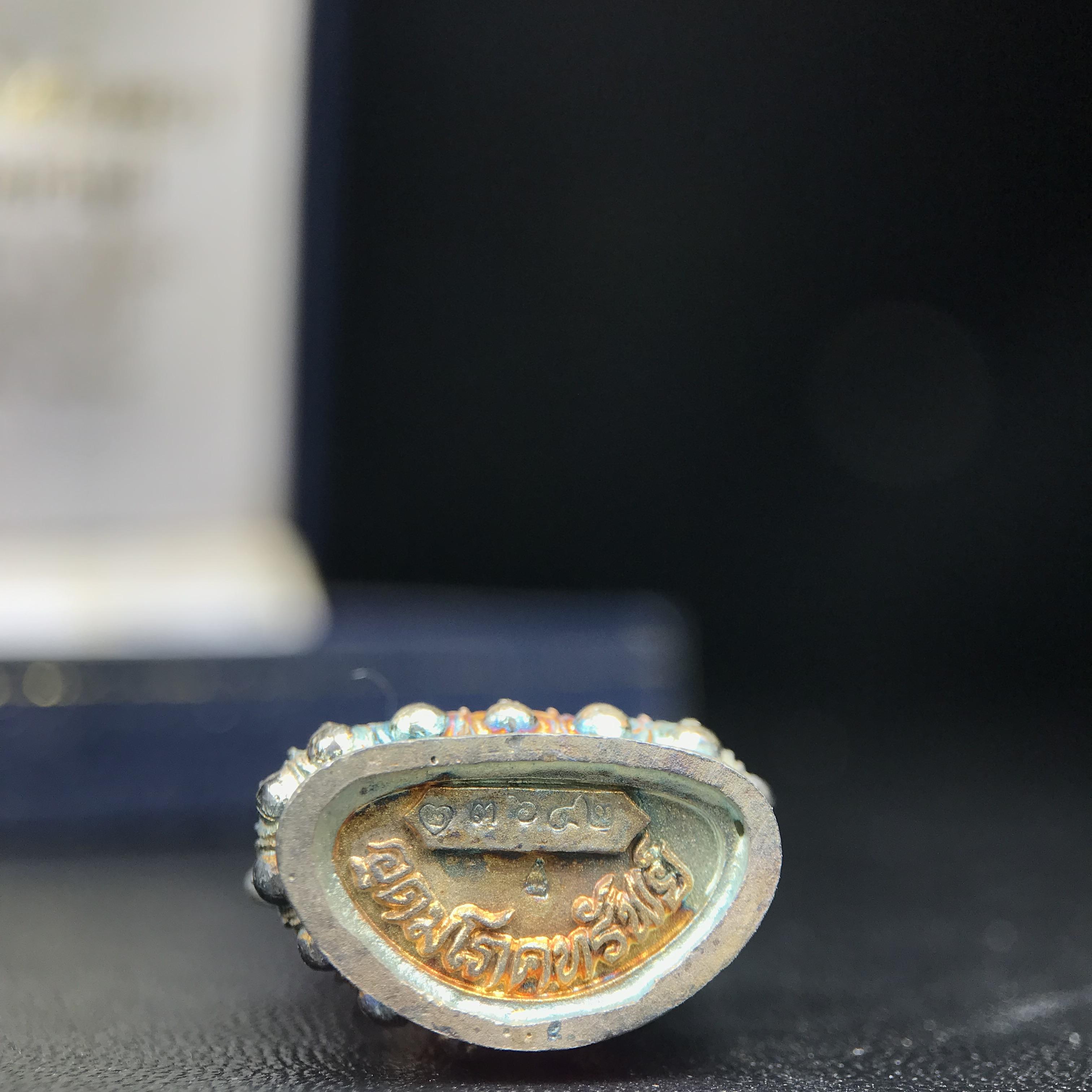 พระกริ่งอวโลกิเตศวร ( เจ้าแม่กวนอิม ) วัดโพธิ์แมนคุณาราม รุ่นอุดมโภคทรัพย์ ปี 2539 เนื้อเงินพ่นทราย(ผิวเดิม ขึ้นสีรุ้งธรรมชาติ แบบนิยม เสน่ห์ของพระเนื้อเงิน)(พร้อมกล่องบรรจุเดิม)(อีกหนึ่งรุ่นยอดนิยม พุทธศิลป์สวยงดงาม)หายาก 1 ใน 5000 องค์*องค์หมายเลข ๓๖๔๒*