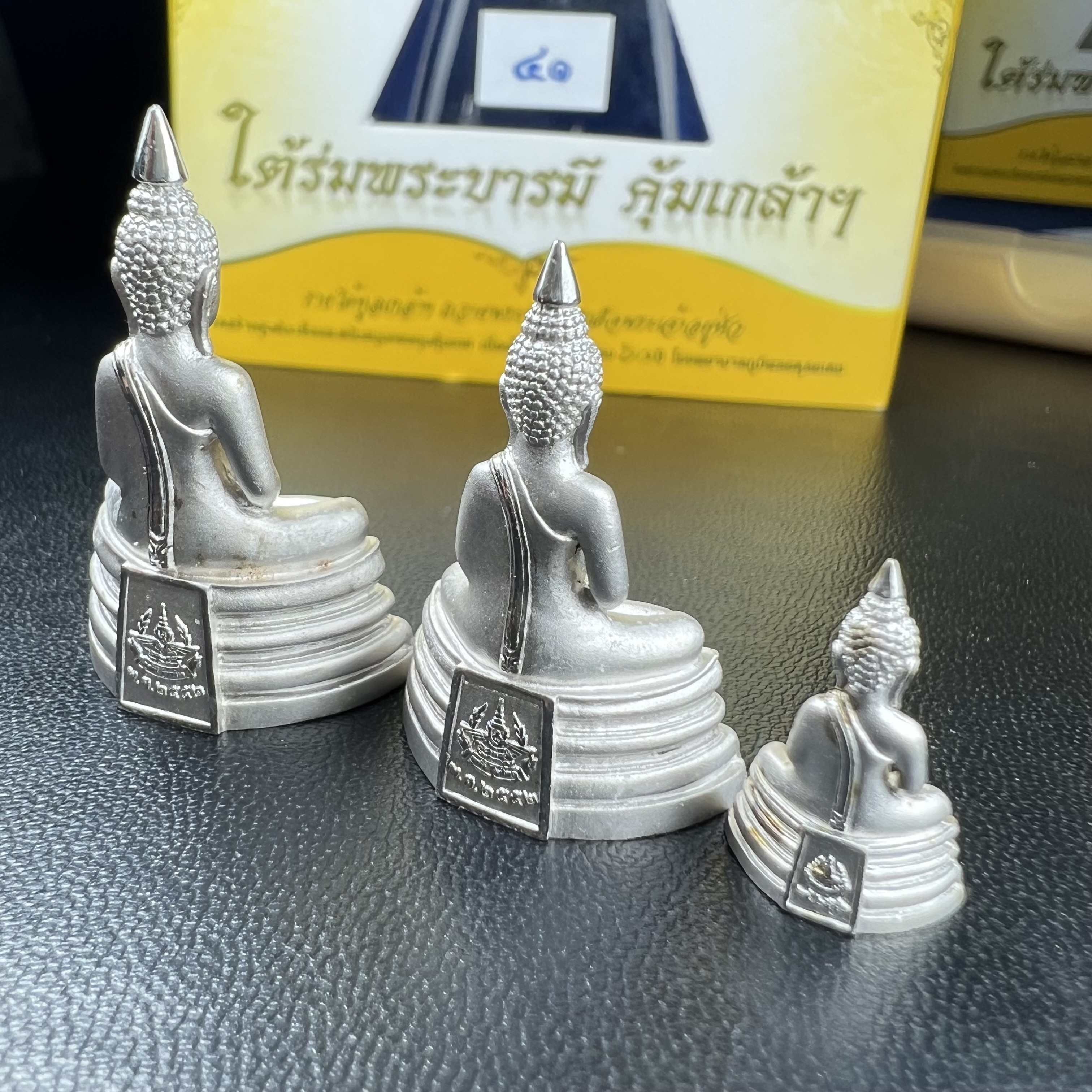 พระพุทธโสธร คุ้มเกล้าฯ ภปร.(ใต้ร่มพระบารมี คุ้มเกล้า) 60ปี รพ.ภูมิพลฯ พ.ศ.2552 เนื้อเงิน ชุบทองคำขาว(ลอยองค์พิมพ์ ใหญ่+กลาง+เล็ก)(1ชุด 3 พิมพ์ ครบทุกแบบที่จัดสร้าง)1 ใน 5000 ชุด ครบชุดหายาก