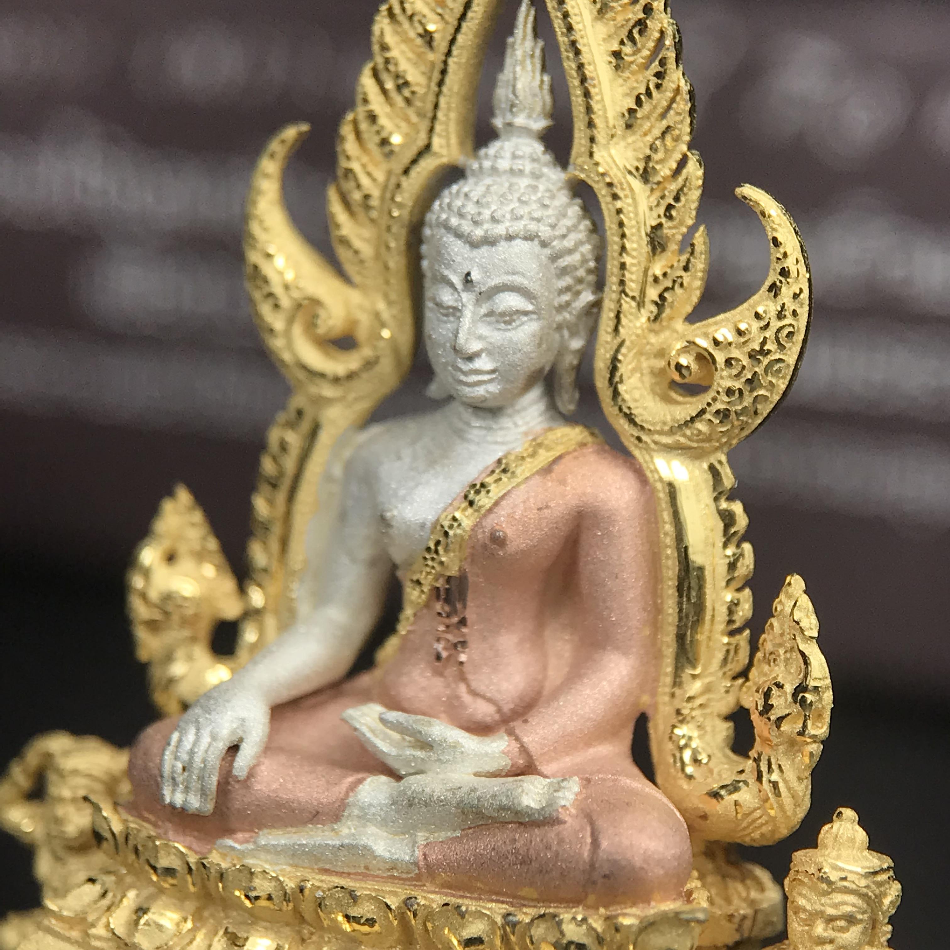 พระพุทธชินราช ภปร. โครงการ "เพราะแผ่นดินนี้ คือ แผ่นดินเกิด" ปี 2548(รุ่นแรก) ลอยองค์เนื้อเงินสามกษัตริย์ หน้าตัก 1/2 นิ้ว (ขนาด 3.5 x 2.5 ซม.) พุทธศิลป์งดงามทรงคุณค่า รุ่นยอดนิยม(องค์หมายเลข ๘๘๔๖)