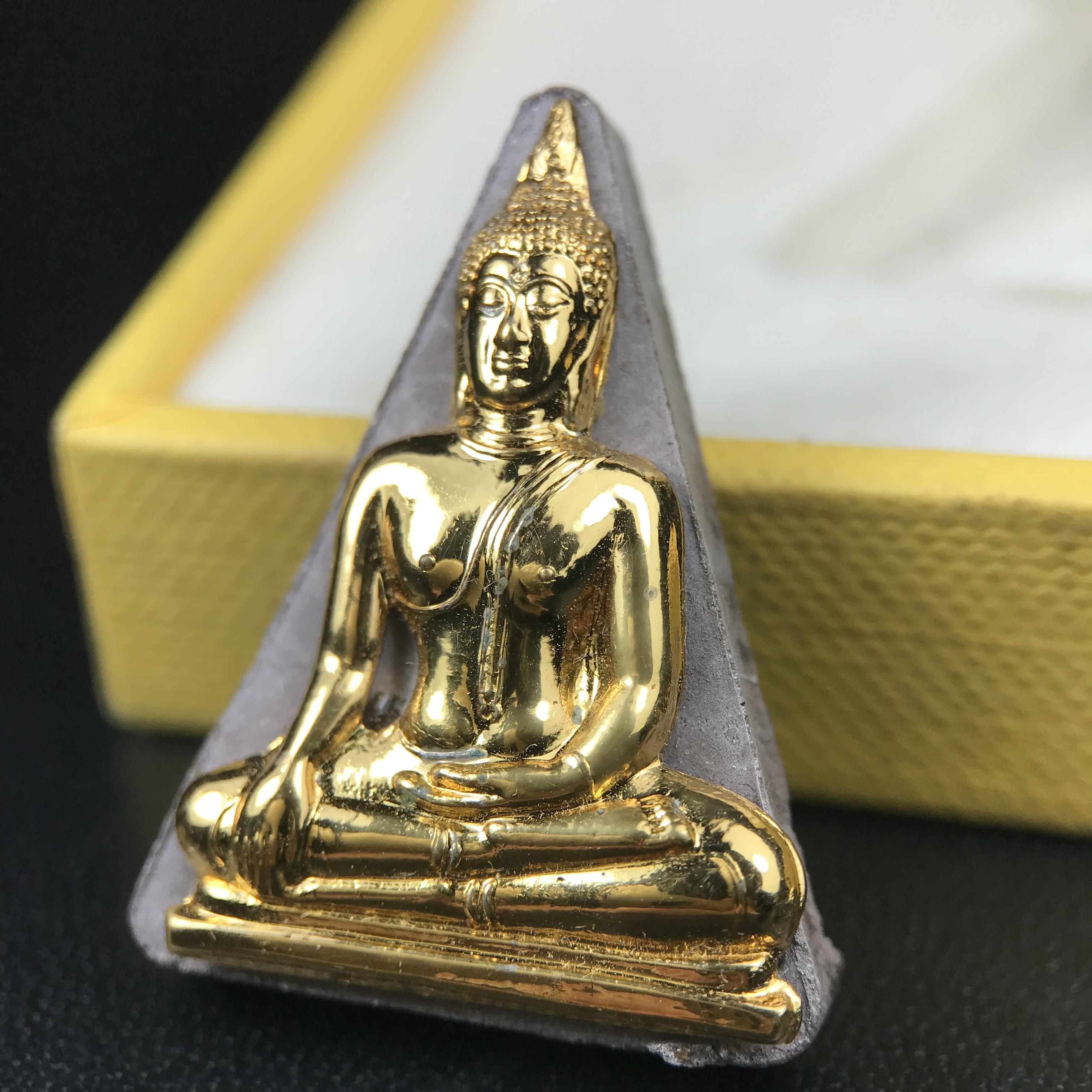 พระพุทธมหาสุวรรณปฏิมากร (หลวงพ่อทองคำ) หลังตรามหามงคลเฉลิมพระชนมพรรษา 80 พรรษา รัชกาลที่9 วัดไตรมิตรวิทยาราม กรุงเทพฯ ปี 2550 พระพิมพ์หน้าทองคำ(หายาก 1 ใน 999 องค์)