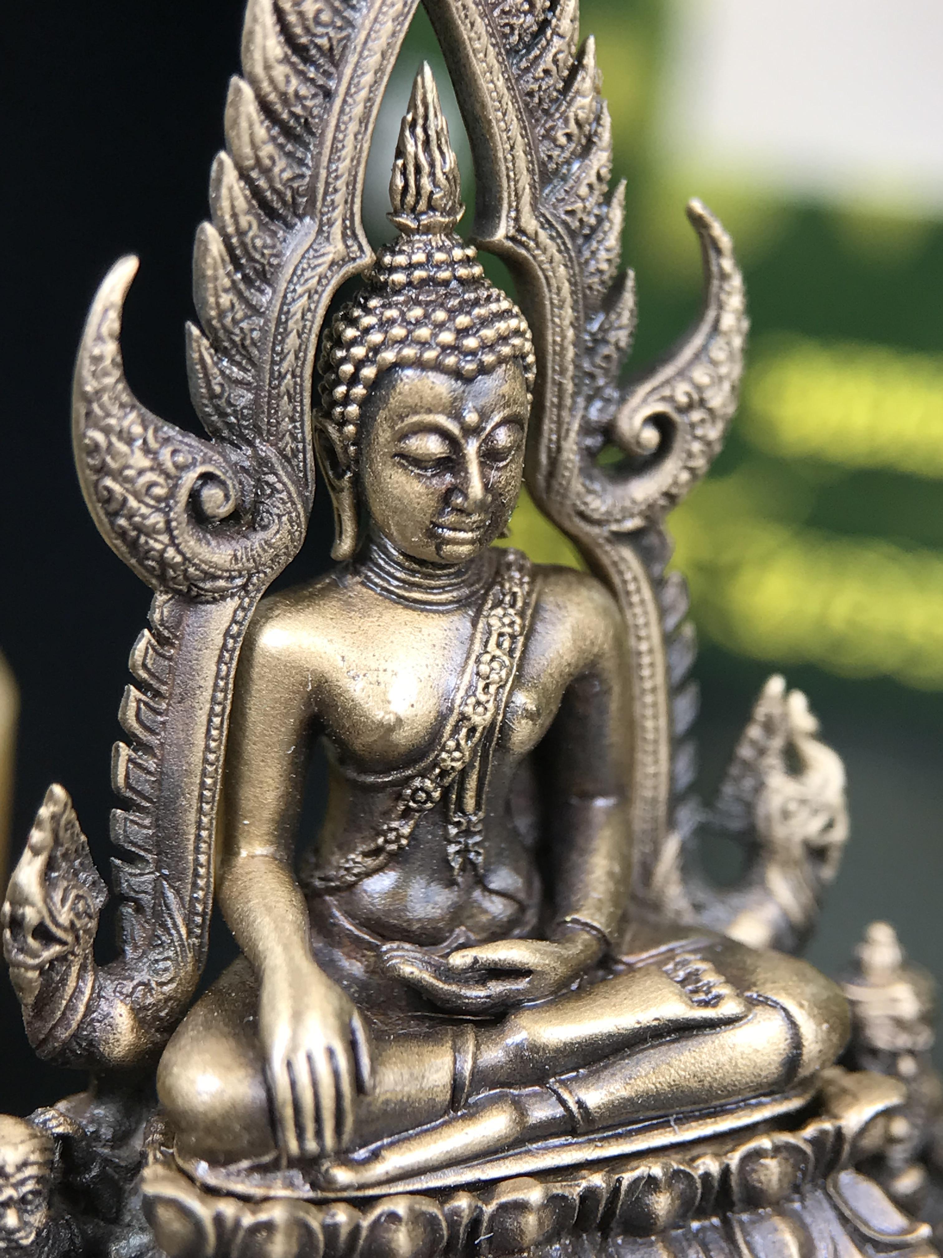 พระพุทธชินราช ภปร. 84 พรรษาในหลวงรัชกาลที่ 9 ปี 2554 พิมพ์กลางขนาดหน้าตัก 1/2 นิ้ว(สูง 3.8 ซม.) เนื้อบรอนซ์รมดำซาติน(สภาพผิวเดิมสวย) (พระราชทานมวลสาร จิตรลดาและเส้นพระเจ้า(เส้นผม)รัชกาลที่9)พุทธศิลป์ทรงคุณค่าอีกหนึ่งรุ่นยอดนิยม(องค์หมายเลข ๑๙๘๑)