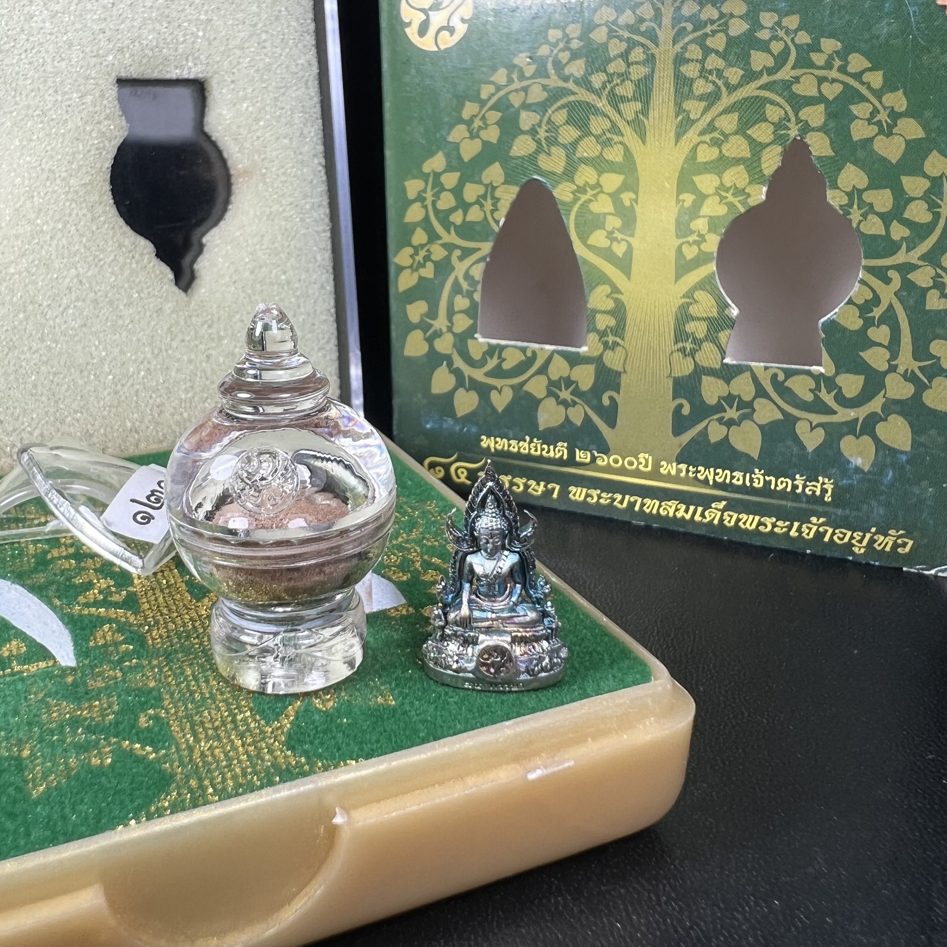 พระพุทธชินราช ภปร. 84 พรรษา ในหลวงรัชกาลที่ 9 พิมพ์เล็กขนาดหน้าตัก 1/4 นิ้ว(สูง 2.0 ซม.)เนื้อเงินชุบทองคำขาว (สภาพผิวเดิมสวย ขึ้นสีรุ้งฟ้าครามธรรมชาติสวยมาก แบบนิยม)(พระราชทานมวลสาร จิตรลดาและเส้นพระเจ้า(เส้นผม))พุทธศิลป์ทรงคุณค่าอีกหนึ่งรุ่นยอดนิยม