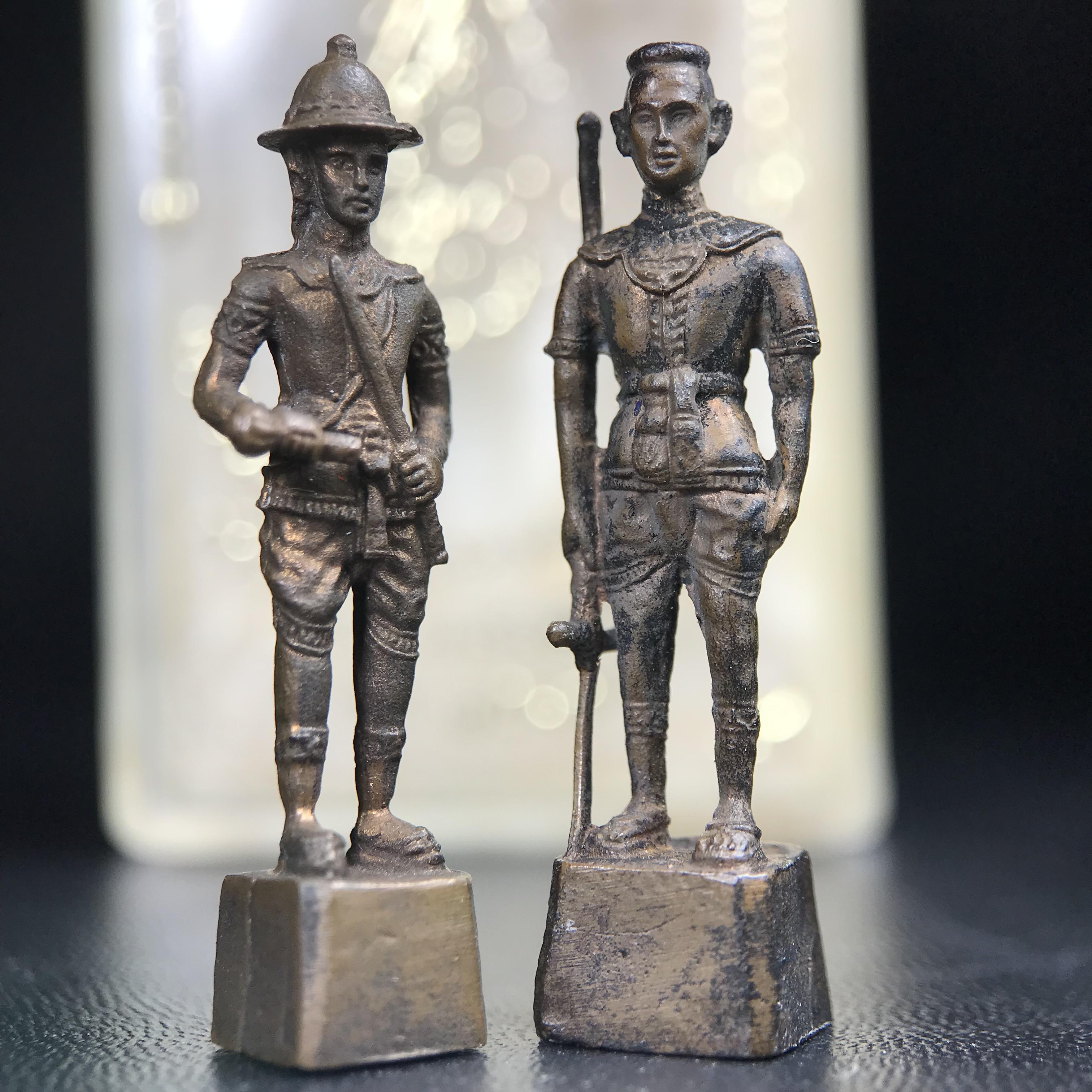 พระกริ่งสมเด็จพระนเรศวร-พระกริ่งสมเด็จพระเอกาทศรถ กองทัพภาคที่3จัดสร้าง ปี2517 เนื้อนวโลหะครบชุด 2องค์กล่องบรรจุเดิมครบสมบูรณ์(หายาก)(1ใน 300ชุด)(ในหลวง ร.9 เสด็จในพิธี)ปลุกเสกโดยพระคณาจารย์ชื่อดังในยุคนั้น7วัน7คืน(หลวงปู่โต๊ะ วัดประดู่ฉิมพลี ร่วมปลุกเสก)